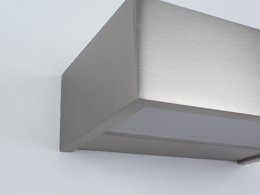 Finden Sie die perfekte Balance zwischen Design und Licht mit der Decor Walther Box 15 Badleuchte in Nickel Satiniert, jetzt bei dasfeinebad für ein stilvolles Badezimmerambiente.