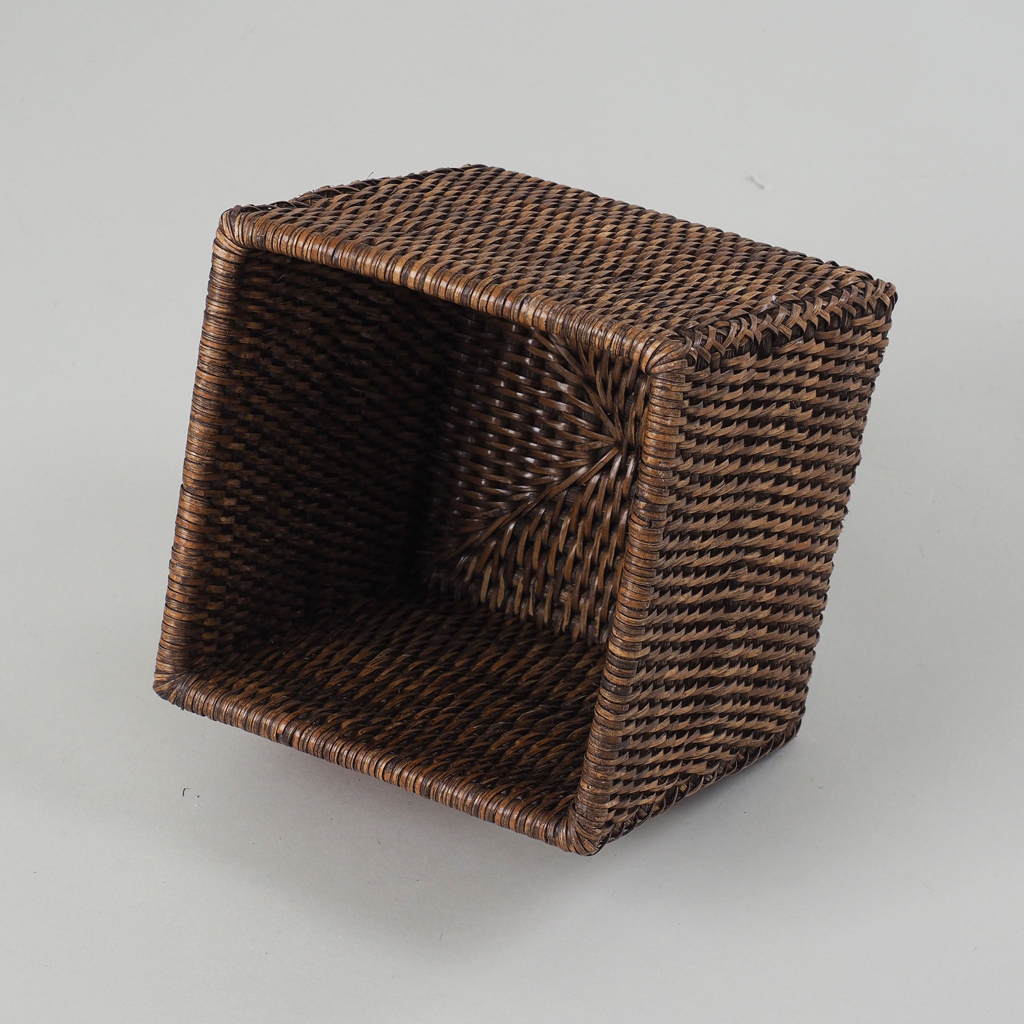 Moderner Korb in dunklem Rattan-Design, perfekt für Aufbewahrung oder Organisation, Decor Walther Basket, dasfeinebad