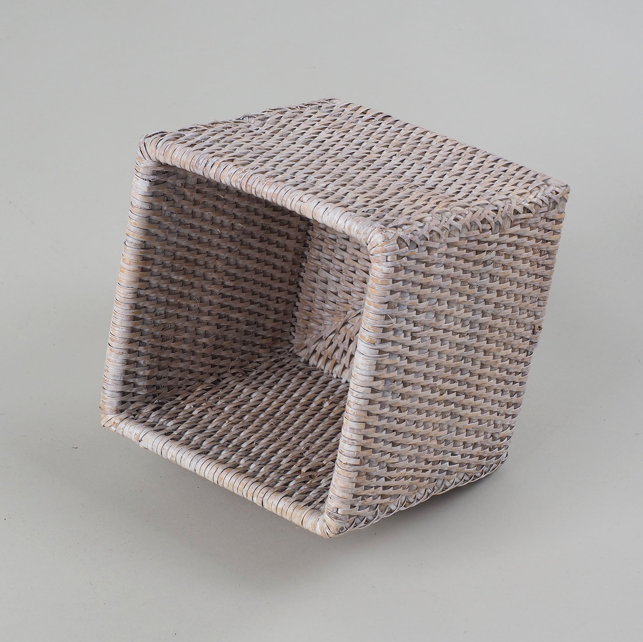 Eleganter Korb in hellem Rattan-Design, vielseitig einsetzbar für Aufbewahrung oder Dekoration, Decor Walther Basket, dasfeinebad