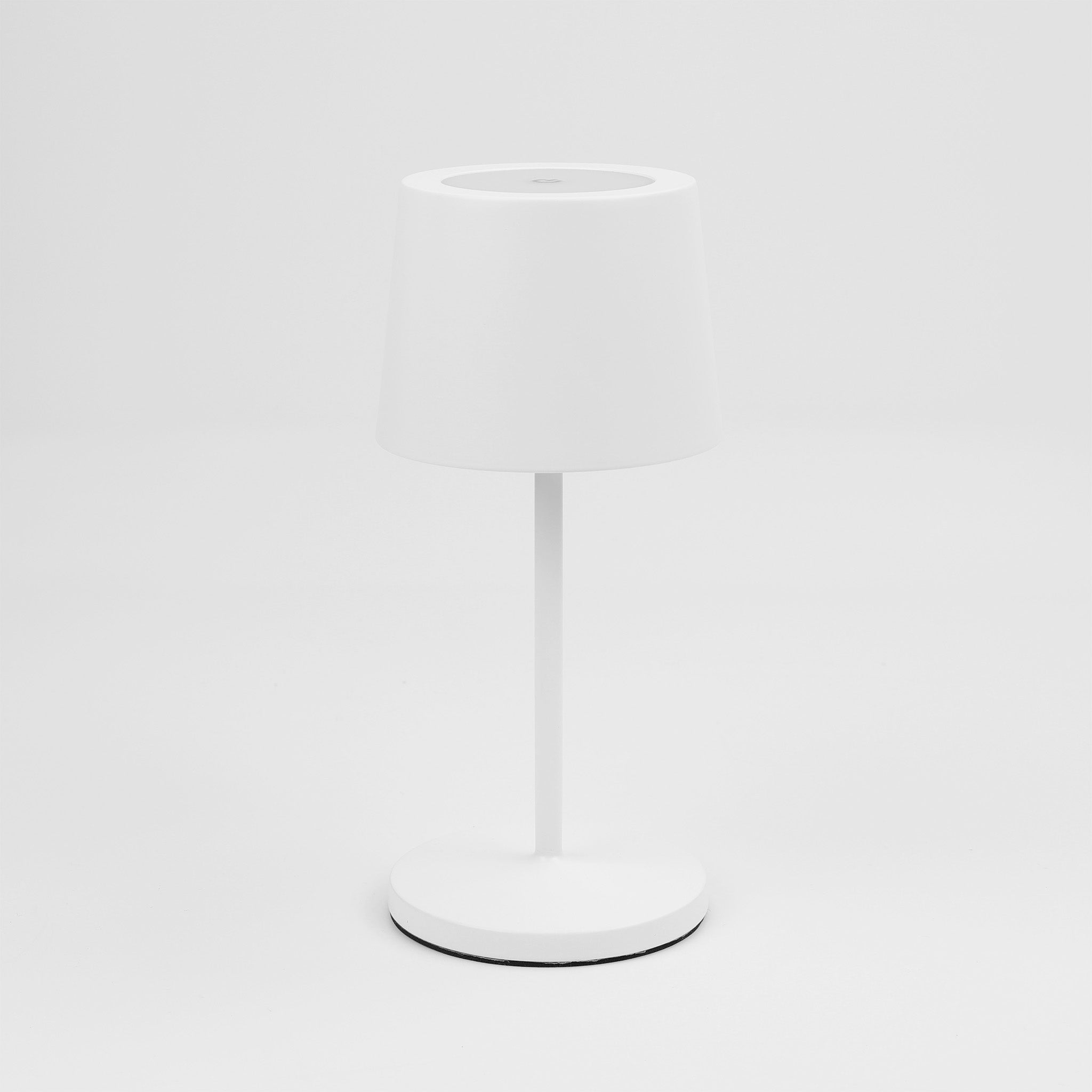 Elegante Tischlampe GO Mini in Weiß matt mit warmweißem Licht und langlebigem Akku – minimalistisch und mobil einsetzbar.