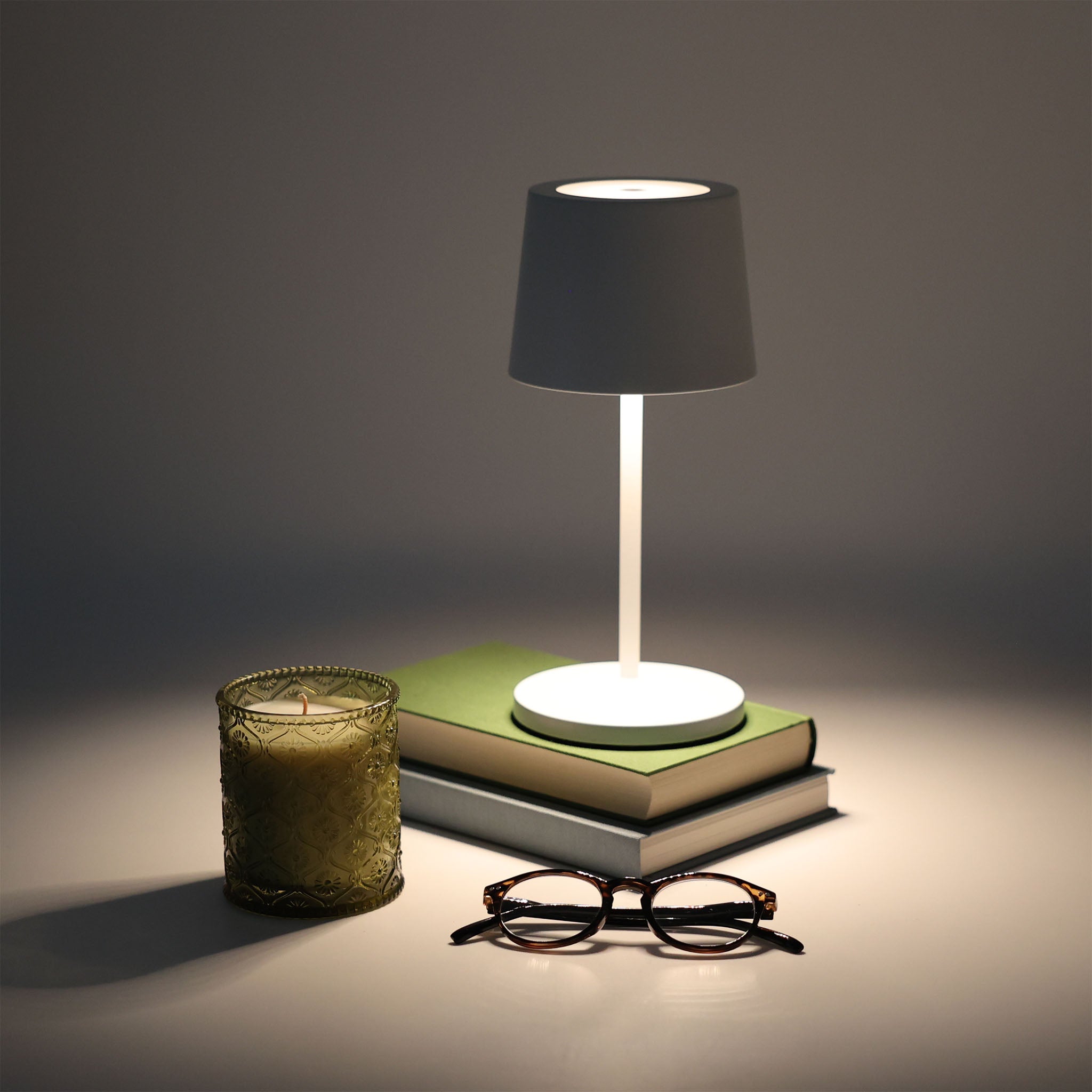 Stilvolle LED-Tischleuchte GO Mini in Weiß matt – mit Akku, stufenlos dimmbar und für stimmungsvolles Licht im Innen- und Außenbereich.