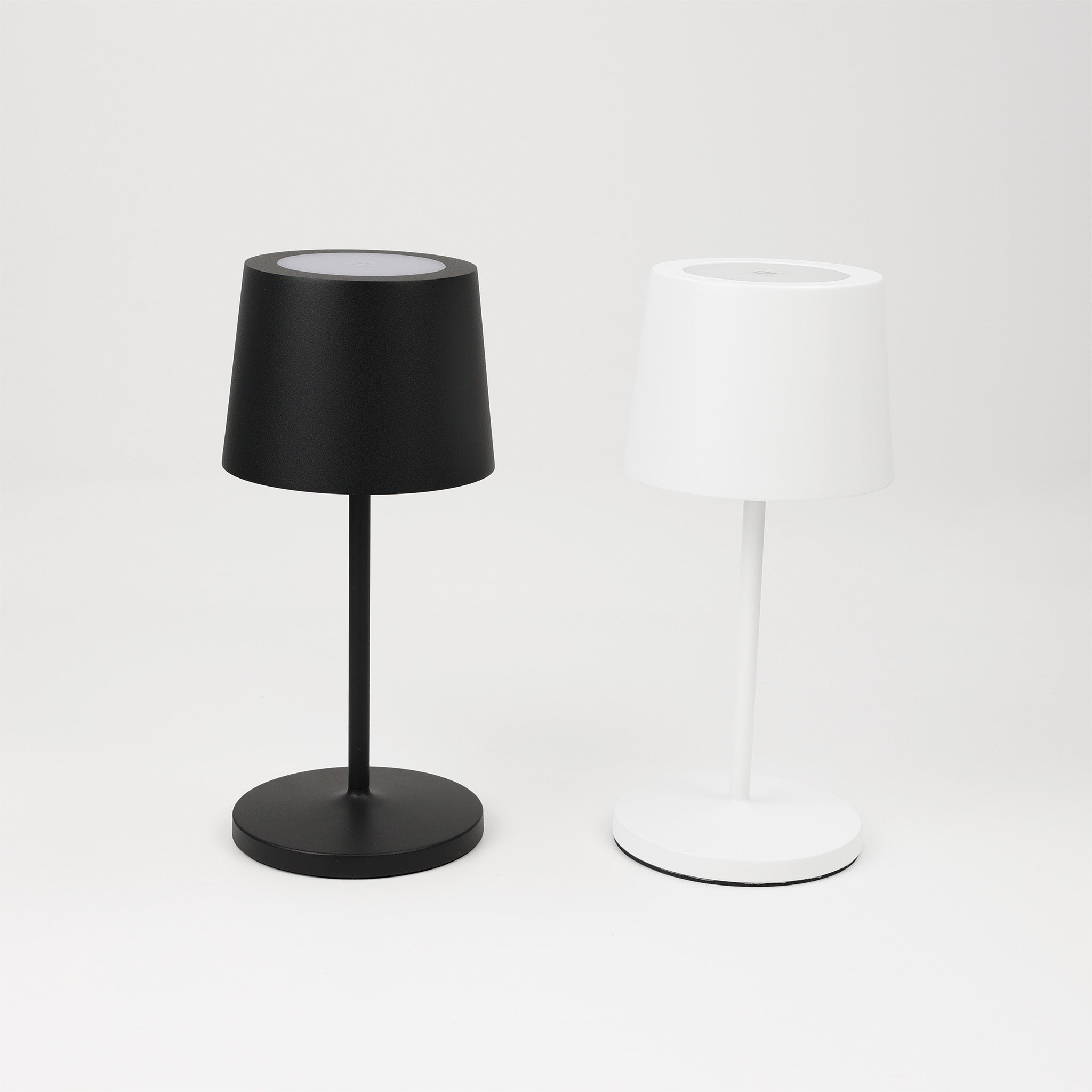 GO Mini Tischleuchte von Orange One in Weiß matt und schwarz matt – kabellos, dimmbar und perfekt für Balkon, Wohnzimmer oder Nachttisch.