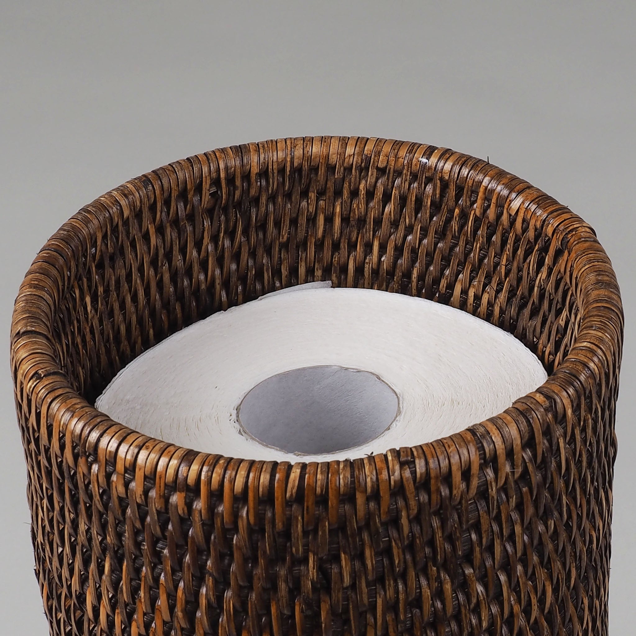 Stilvoller Ersatzrollenhalter in dunklem Rattan-Design, passend für Ersatzrollenaufbewahrung, Decor Walther Basket, dasfeinebad