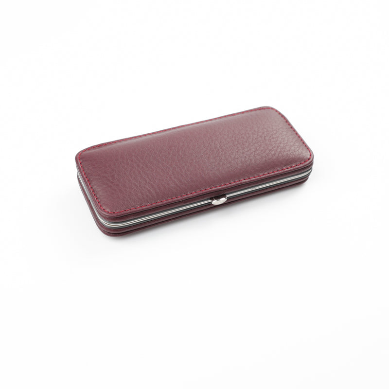 Elegantes, geschlossenes Maniküre-Set aus feinstem Leder in Marsala von F. Hammann. Hochwertige Verarbeitung und kompaktes Design für stilvolle Nagelpflege unterwegs.