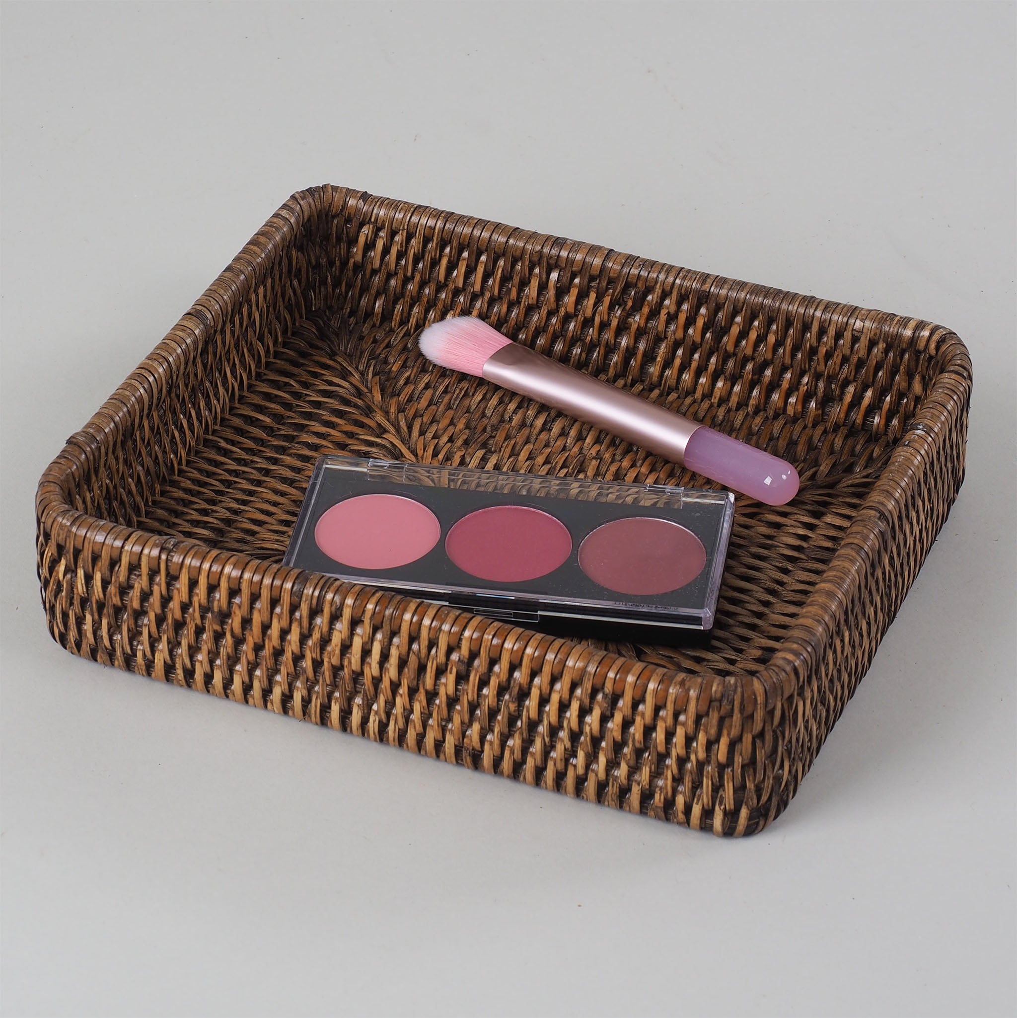 Stilvolle Ablage in dunklem Rattan-Design, ideal für Kosmetik oder Schmuckaufbewahrung, Decor Walther Basket, dasfeinebad
