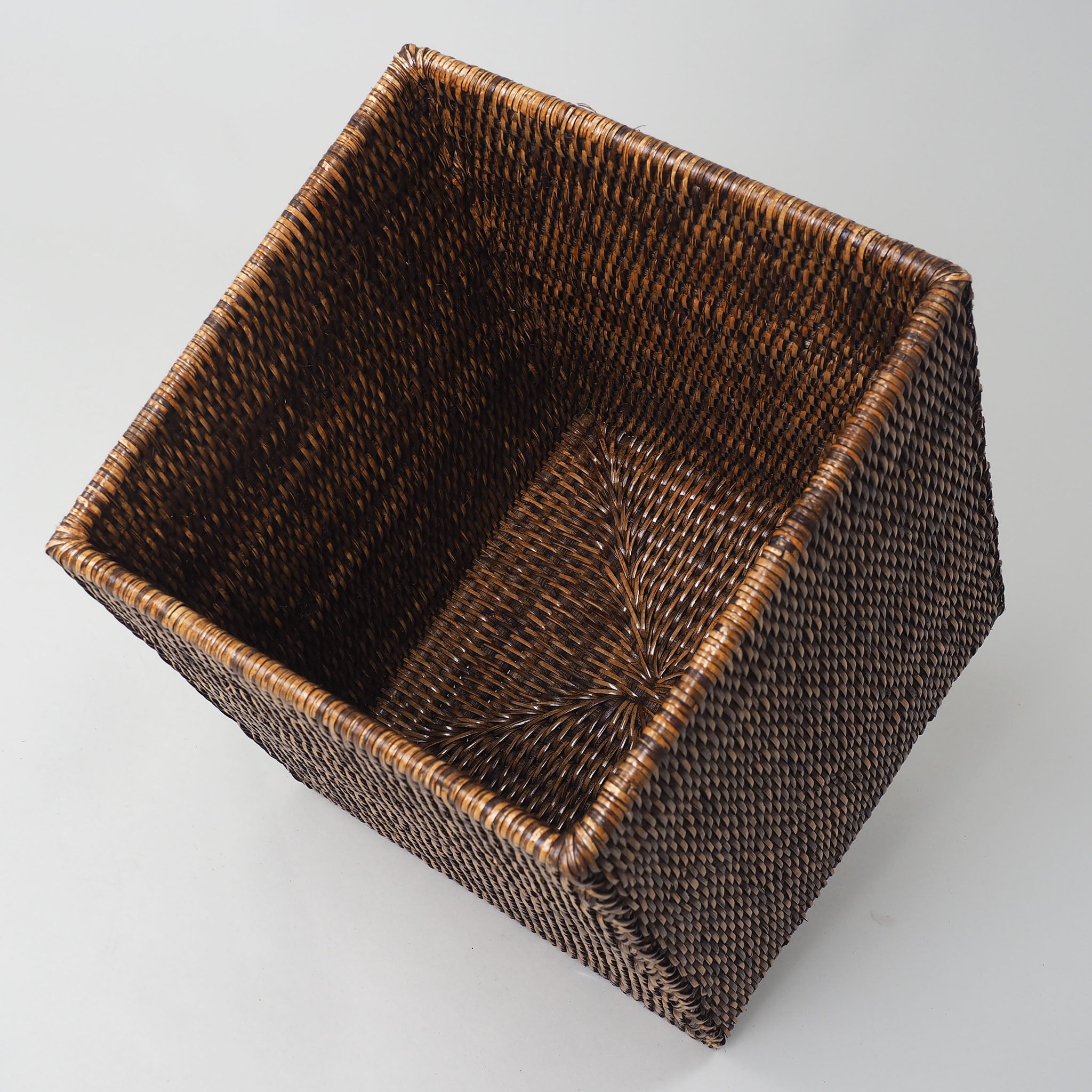 Moderner Papierkorb in dunklem Rattan-Design, ideal für elegante Aufbewahrung oder als Dekoelement, Decor Walther Basket, dasfeinebad