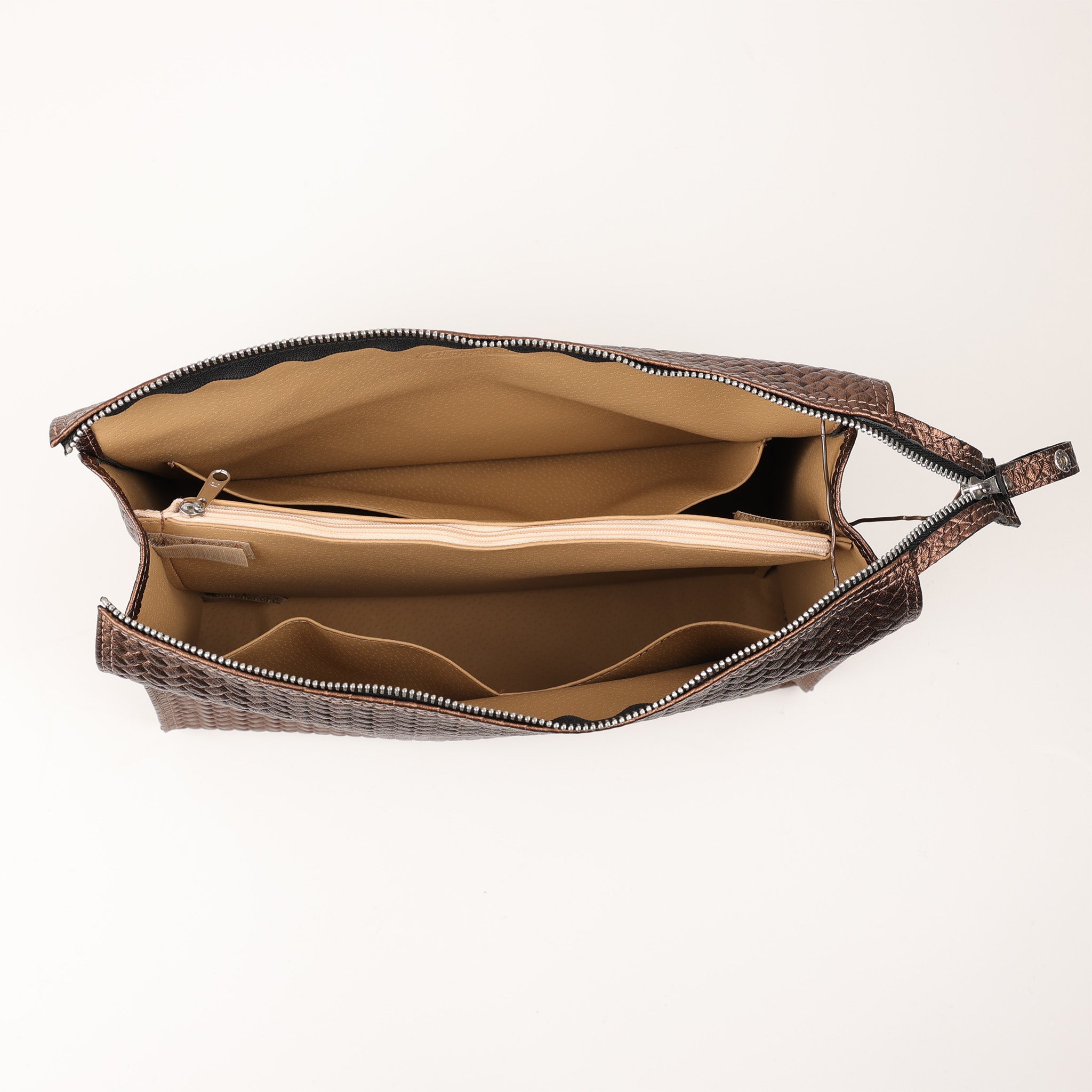 Luxus-Kosmetiktasche aus naturbelassenem Leder in Flecht Bronze mit großzügigem Stauraum, handgefertigt von F. Hammann, dasfeinebad