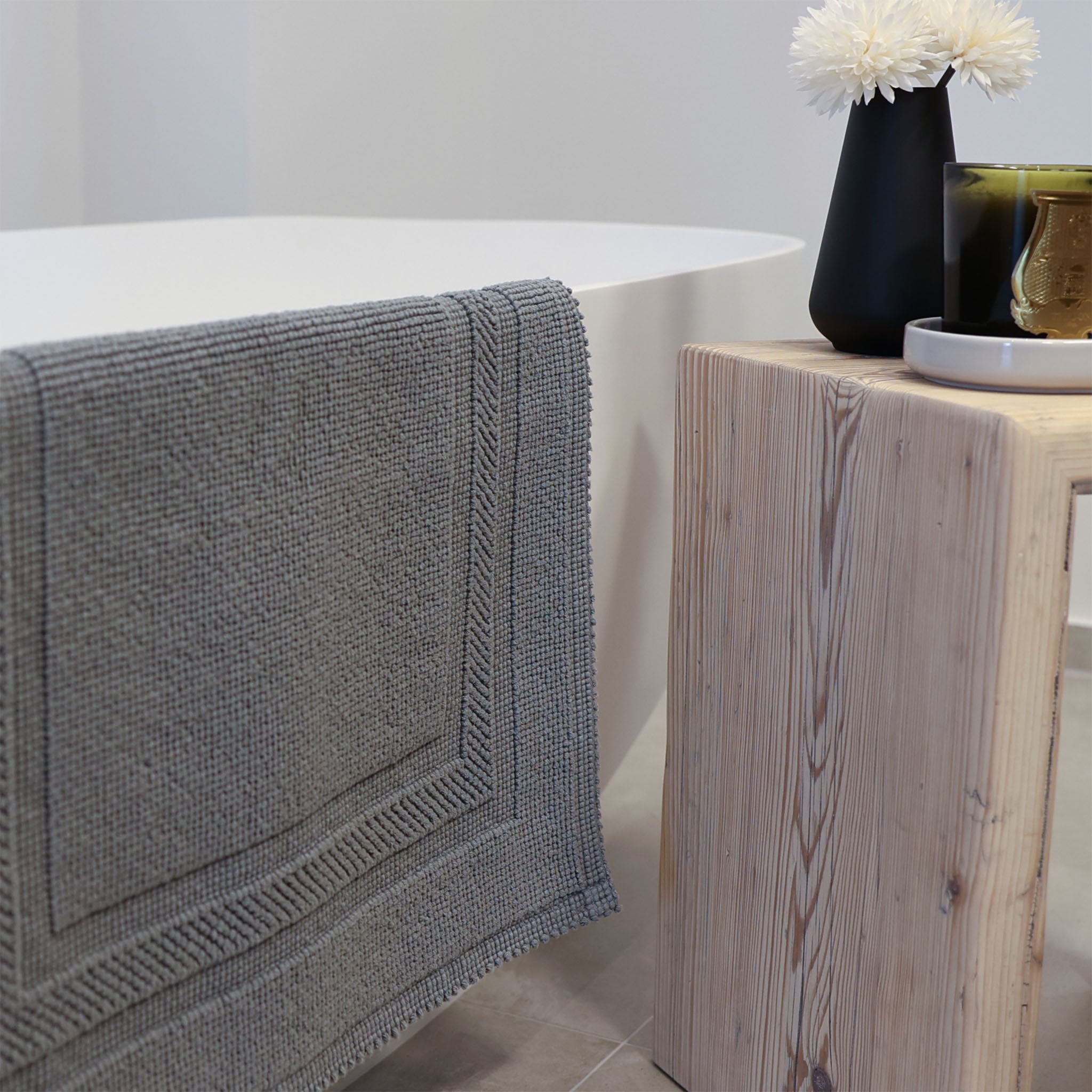 Rhomtuft GALA Badematte über Wannenrand hängend, als stilvolles Wohnaccessoire im modernen Badezimmer – ideal für ein komfortables Home Spa