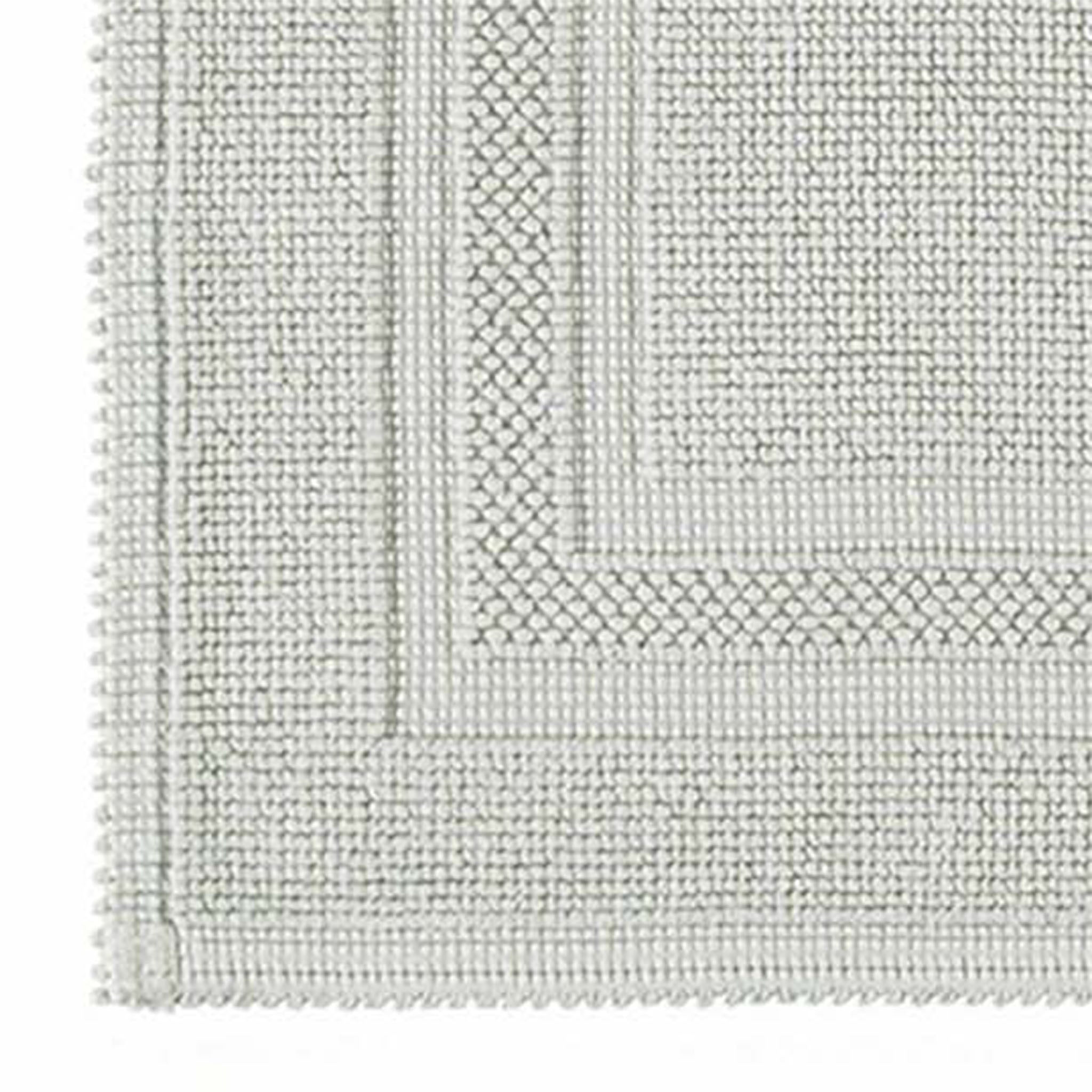 Nahaufnahme der gewebten Oberfläche des Rhomtuft GALA Badteppichs – hochwertige Baumwollqualität mit 1800 g/m² für angenehmes Trittgefühl