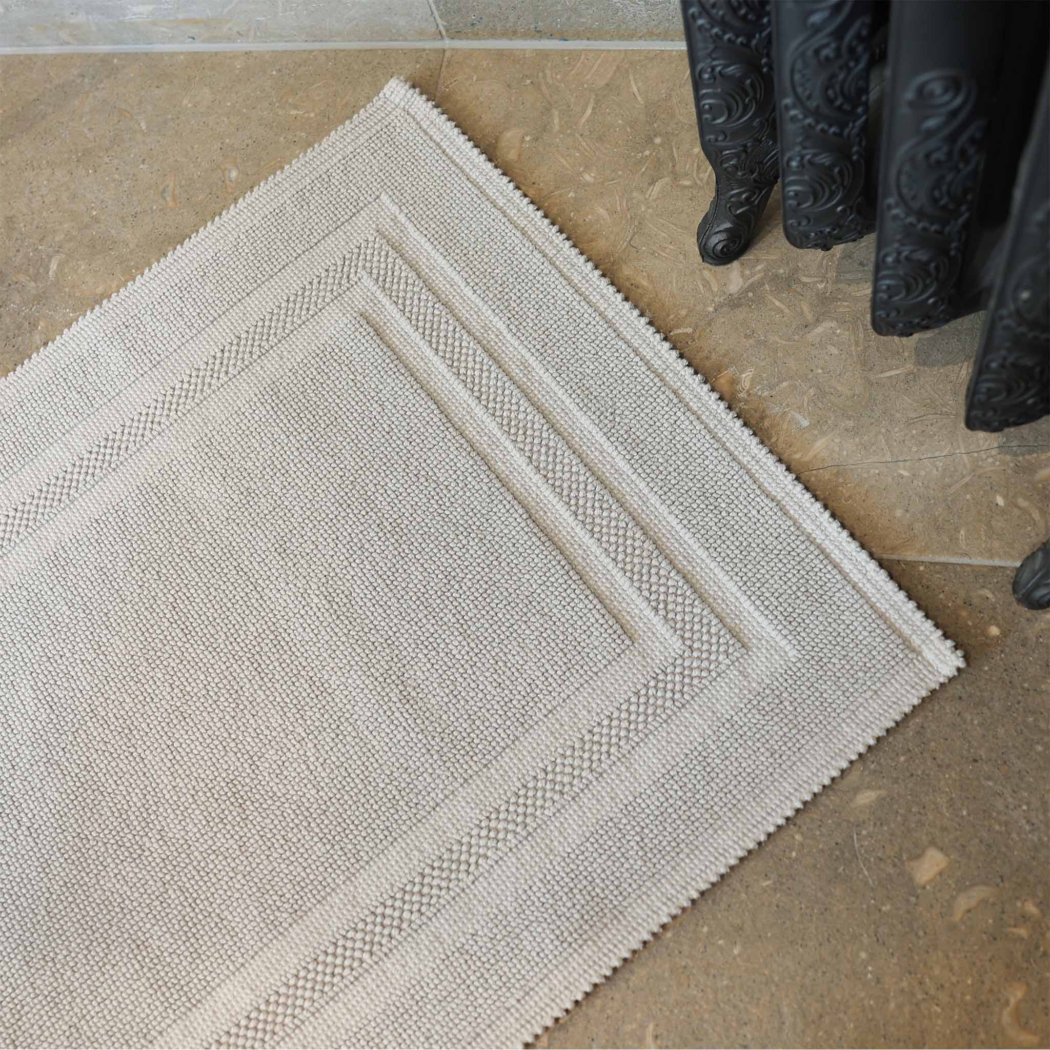 Design-Badematte GALA von Rhomtuft aus Baumwolle – in der Farbe Perlgrau, besonders flauschig und langlebig