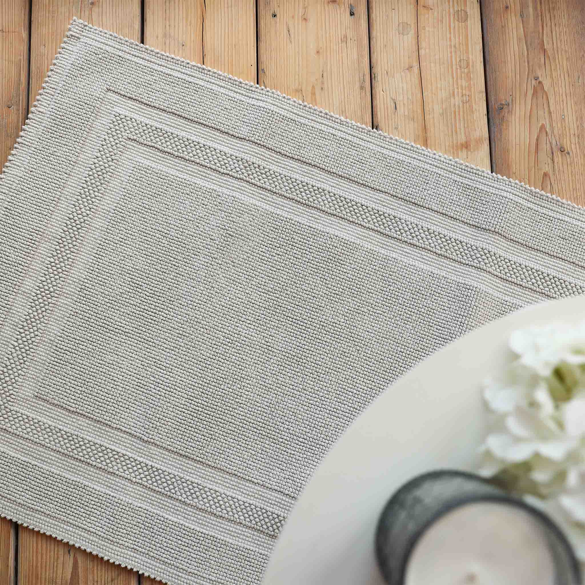 Stilvolle perlgraue Badematte Rhomtuft GALA mit 22 mm Florhöhe, aus weichem Baumwollmaterial und feinem Webmuster – Wellness im Bad