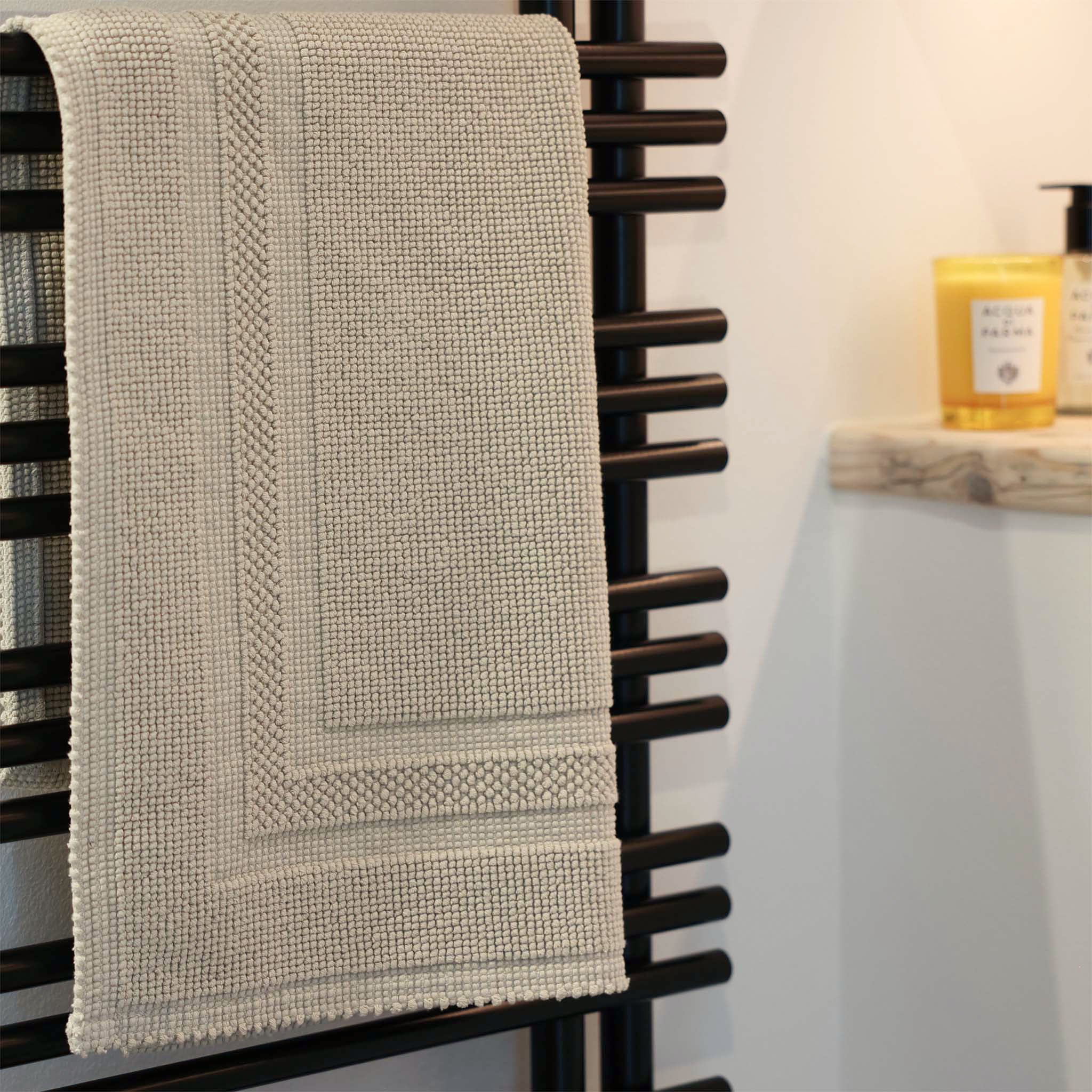 Rhomtuft GALA Badematte als stilvolles Wohnaccessoire im modernen Badezimmer – ideal für ein komfortables Home Spa