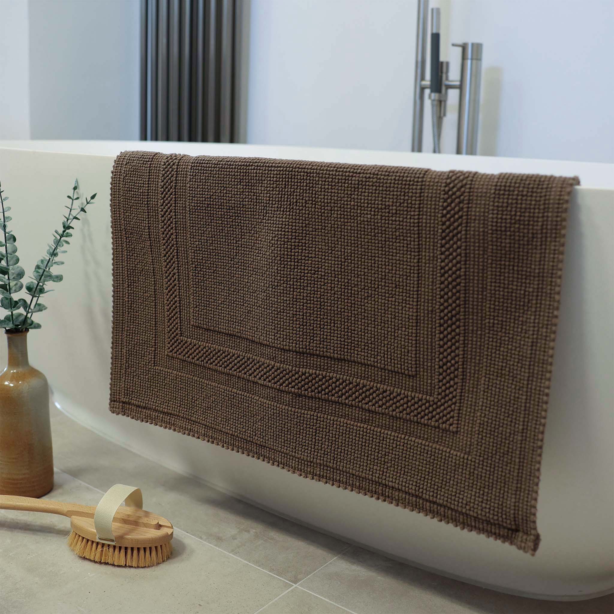 Rhomtuft GALA Badematte über Wannenrand hängend, als stilvolles Wohnaccessoire im modernen Badezimmer – ideal für ein wohltuendes Home Spa