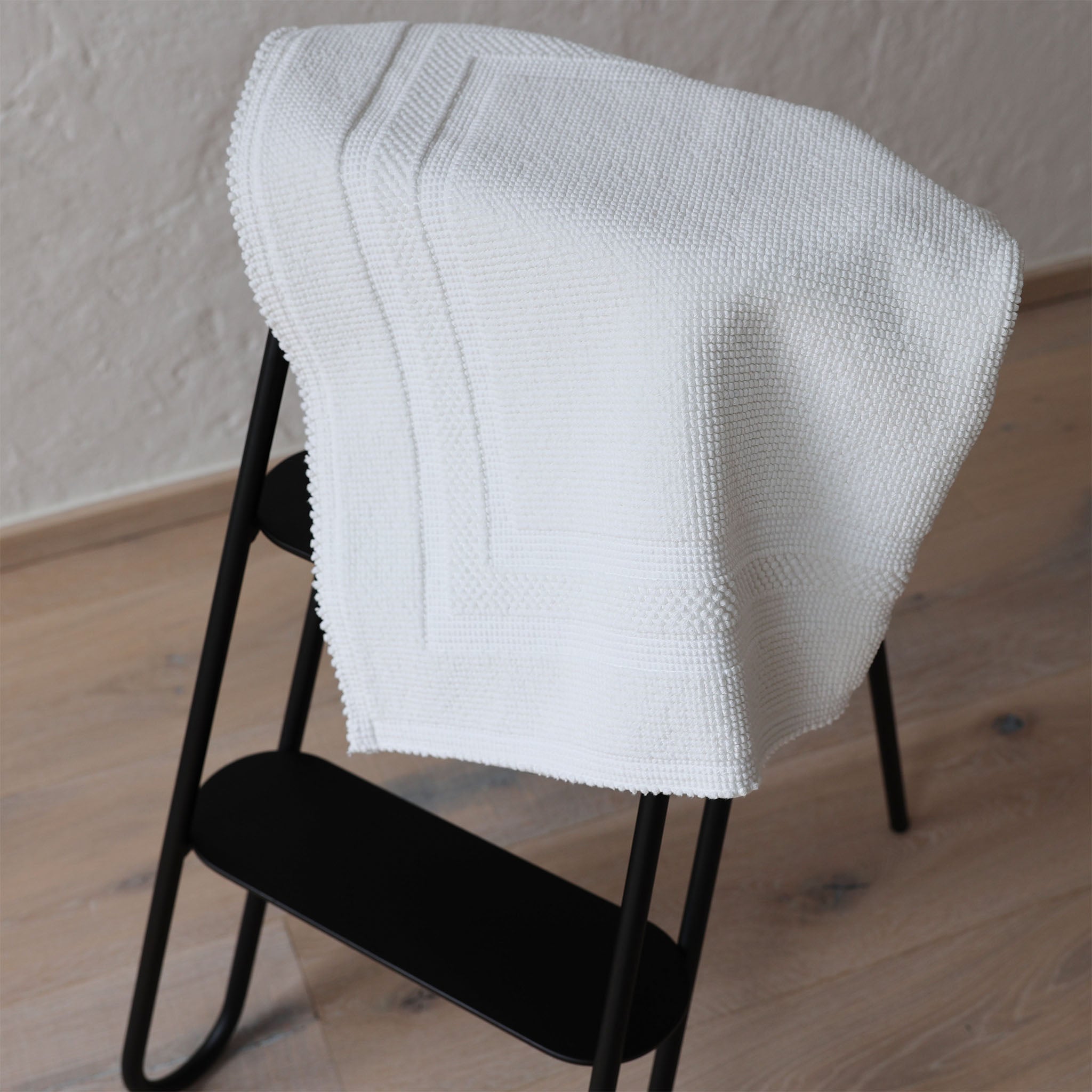 Hochwertiger GALA Badteppich von Rhomtuft in zeitlosem Weiß, 70x120, mit hoher Lichtechtheit – waschbar bei 60°C und trocknergeeignet