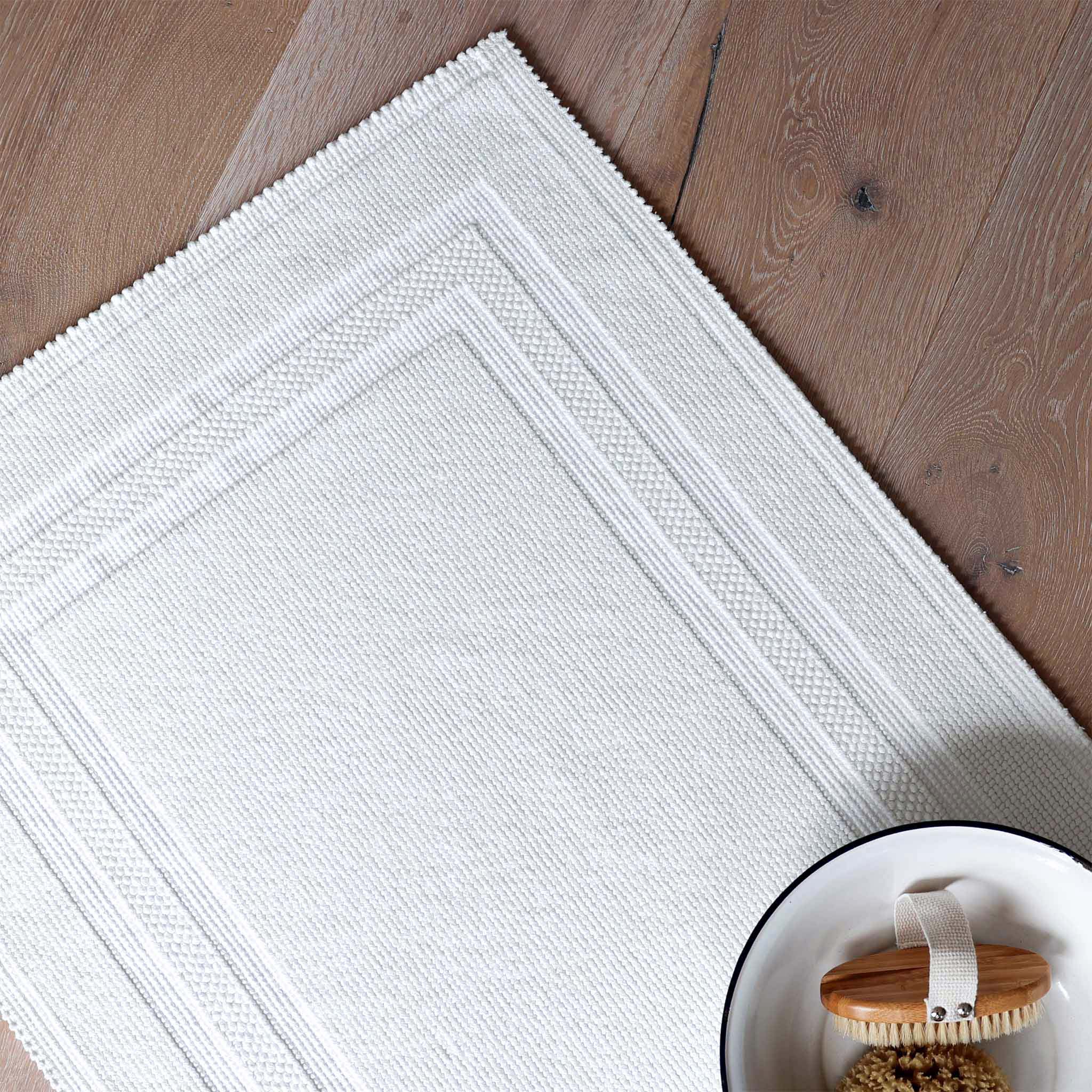Stilvolle weiße Badematte Rhomtuft GALA mit 22 mm Florhöhe, 60x90,weichem Baumwollmaterial und feinem Webmuster – Wellness im Bad