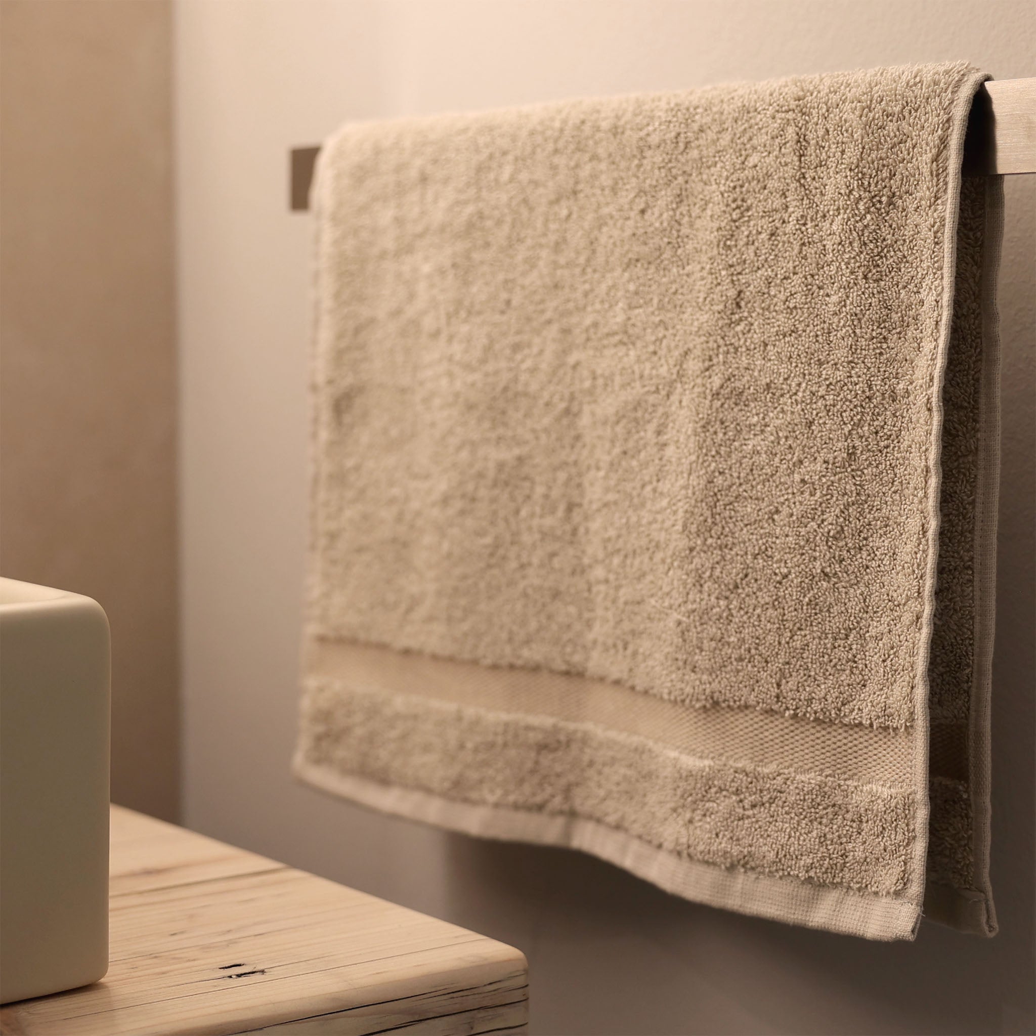 Großes Duschtuch 70 x 130 cm in der Farbe Stone aus der Kollektion Princess von Rhomtuft – voluminös, weich und extrem saugfähig