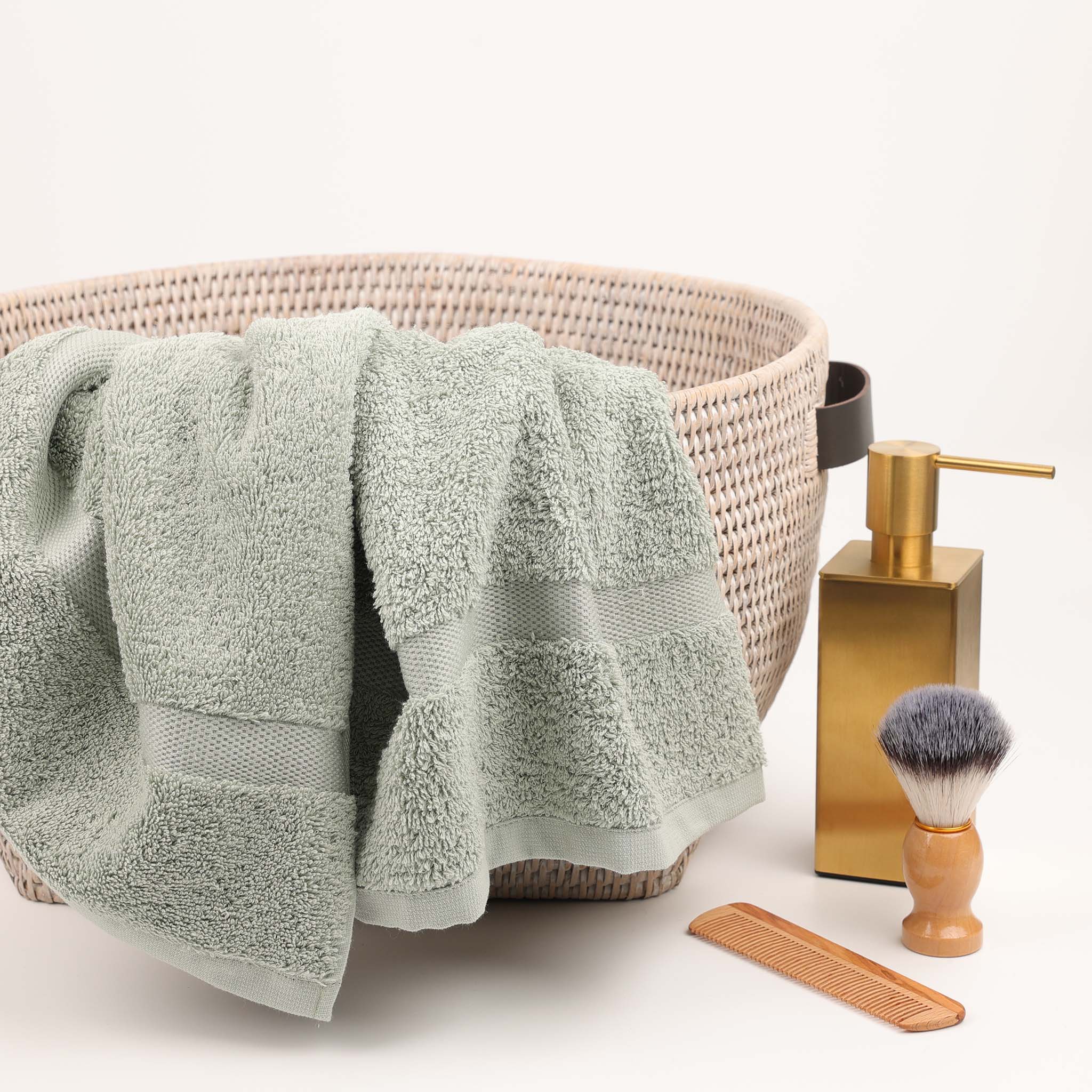 Jadegrünes Handtuch 70x130 cm von Rhomtuft – Princess Serie aus reiner Baumwolle mit luxuriöser Haptik