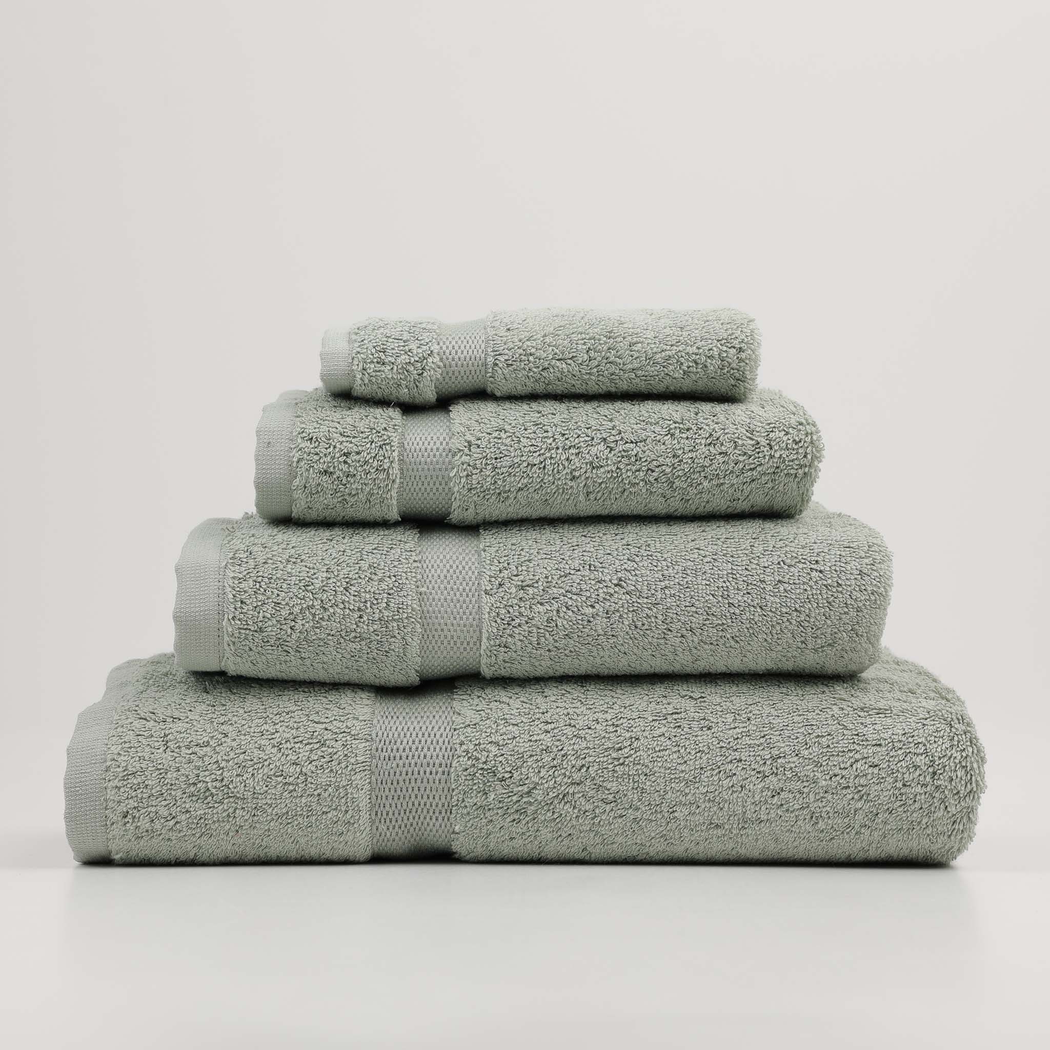 Erfrischend weicher Handtuchstapel mit verschiedenen Größen in Jadegrün –hochwertiges Frottee für modernes Badambiente