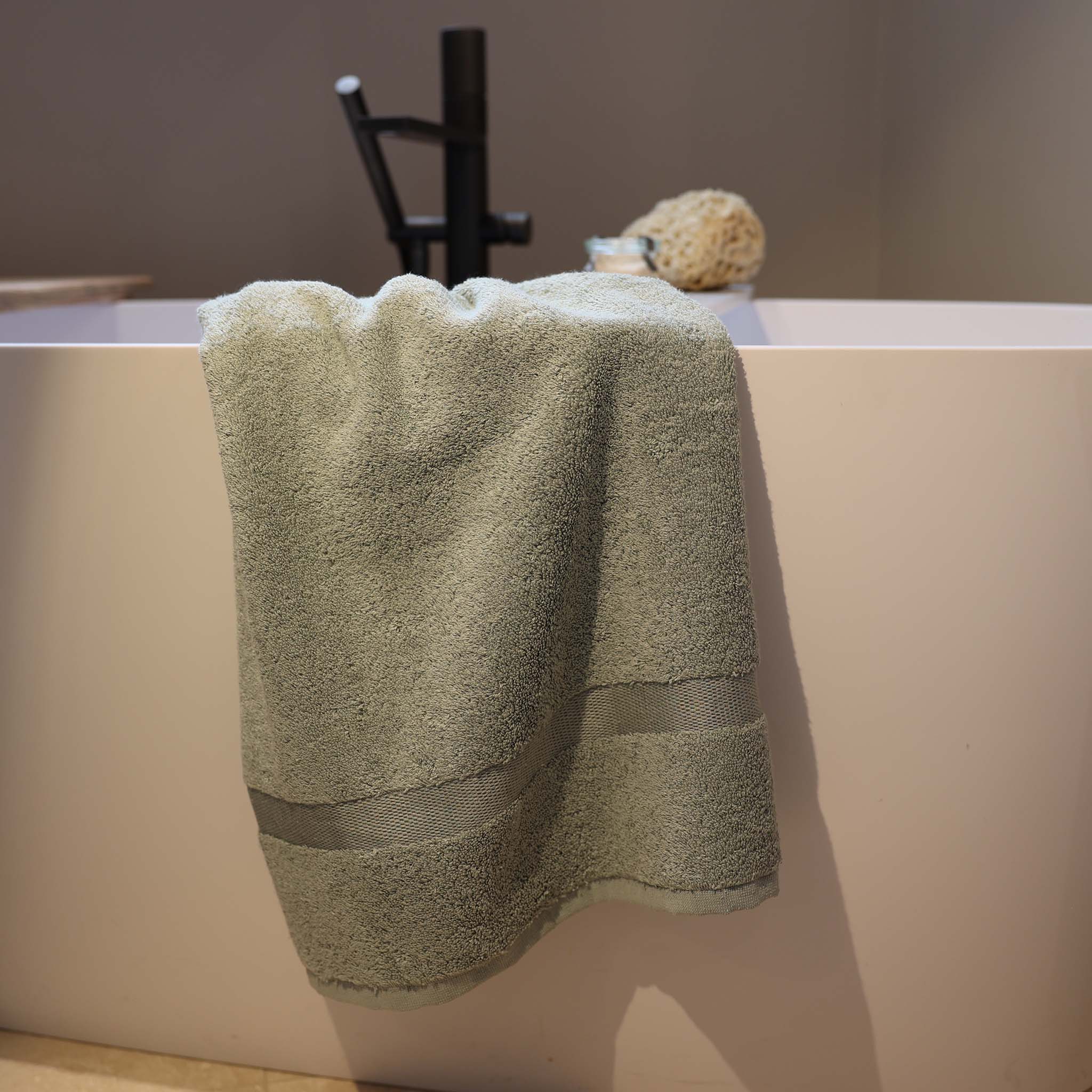 Handtuch 95x180 cm in der Farbe Jade aus der Rhomtuft-Serie Princess – luxuriös weich und saugfähig aus 100 % Baumwolle