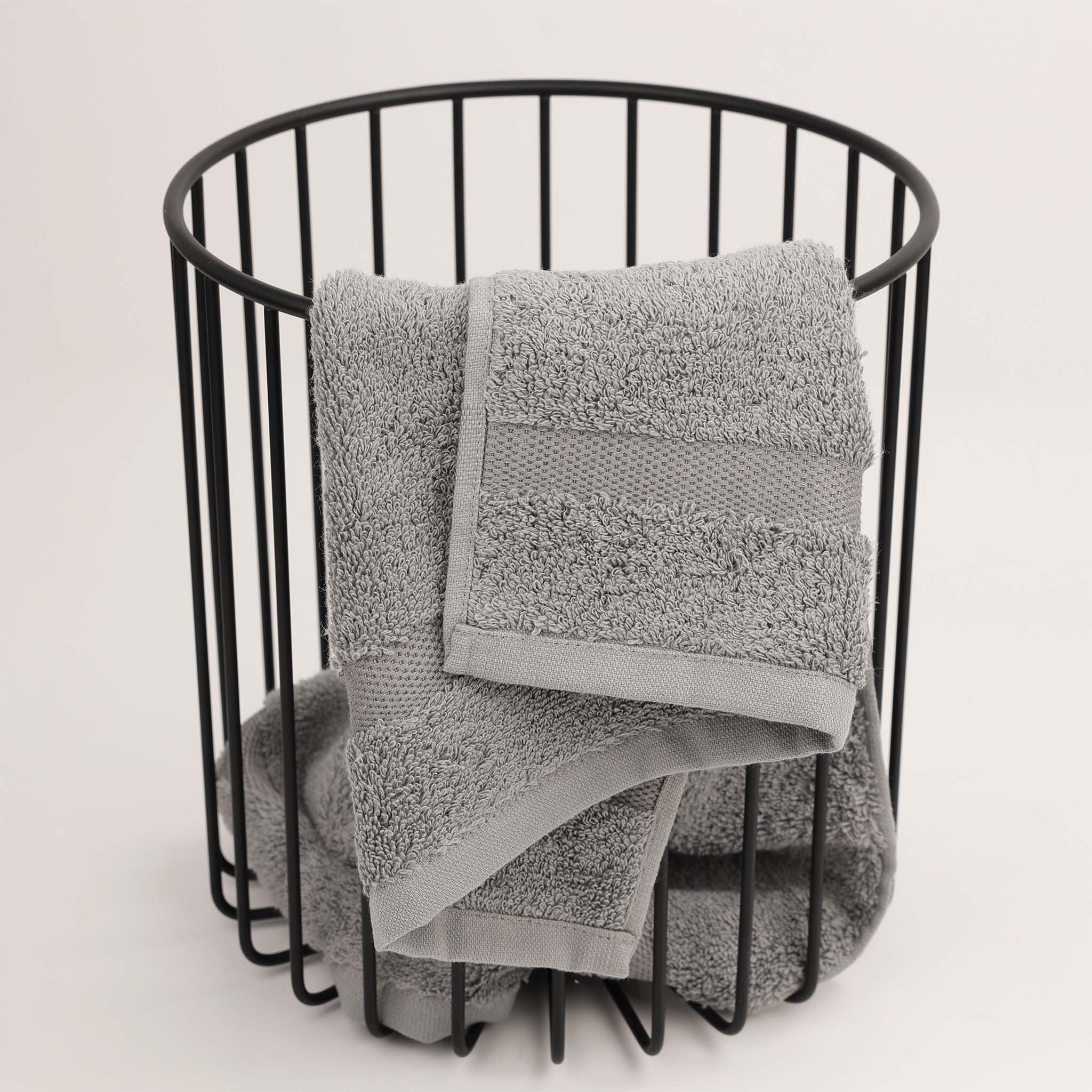 Handtuch 40x60 cm in der Farbe Kiesel aus der Rhomtuft-Serie Princess – luxuriös weich und saugfähig aus 100 % Baumwolle und aufwändig gearbeiteter Schlaufe