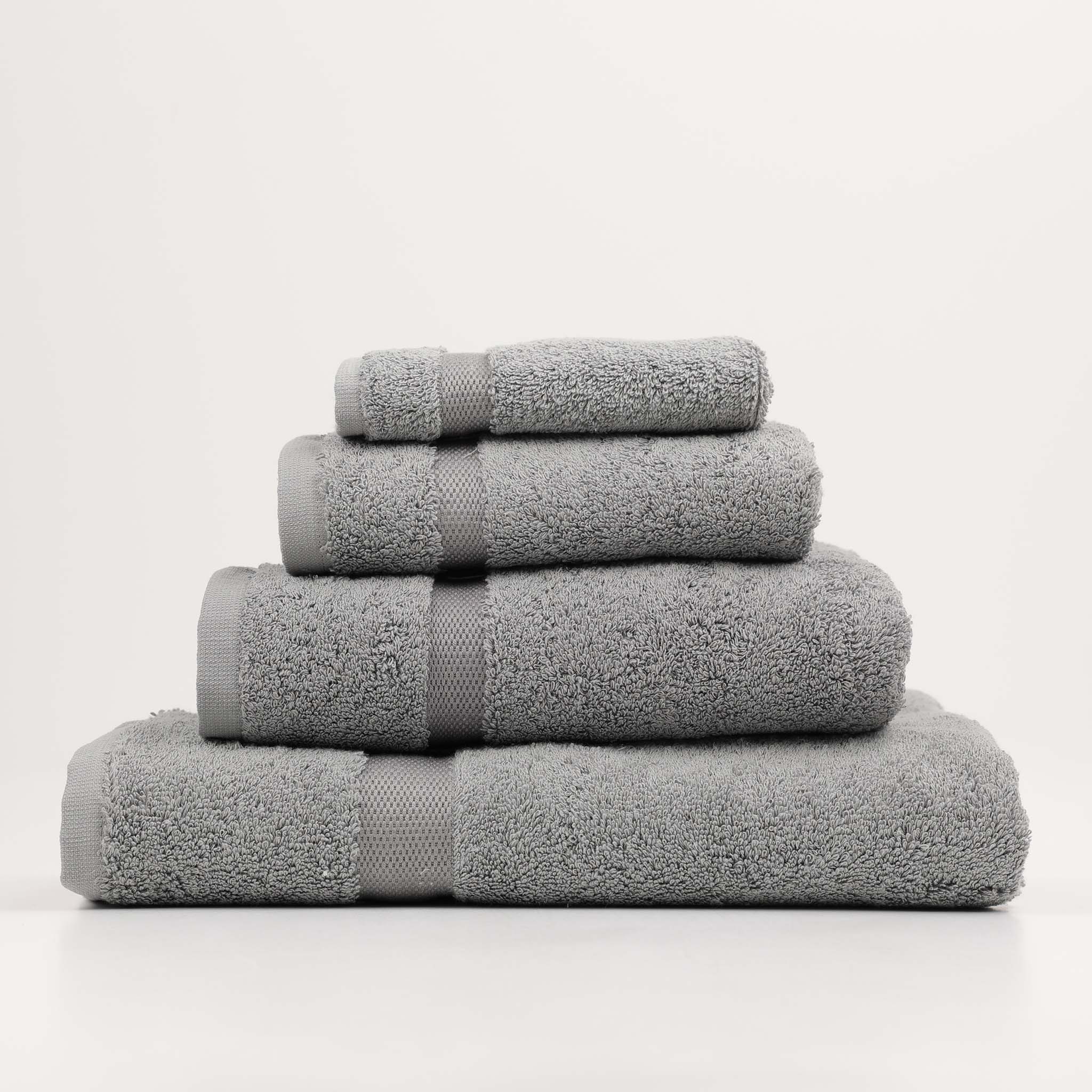 Erfrischend weicher Handtuchstapel mit verschiedenen Größen in Kieselgrau –hochwertiges Frottee für stilvolles Badambiente