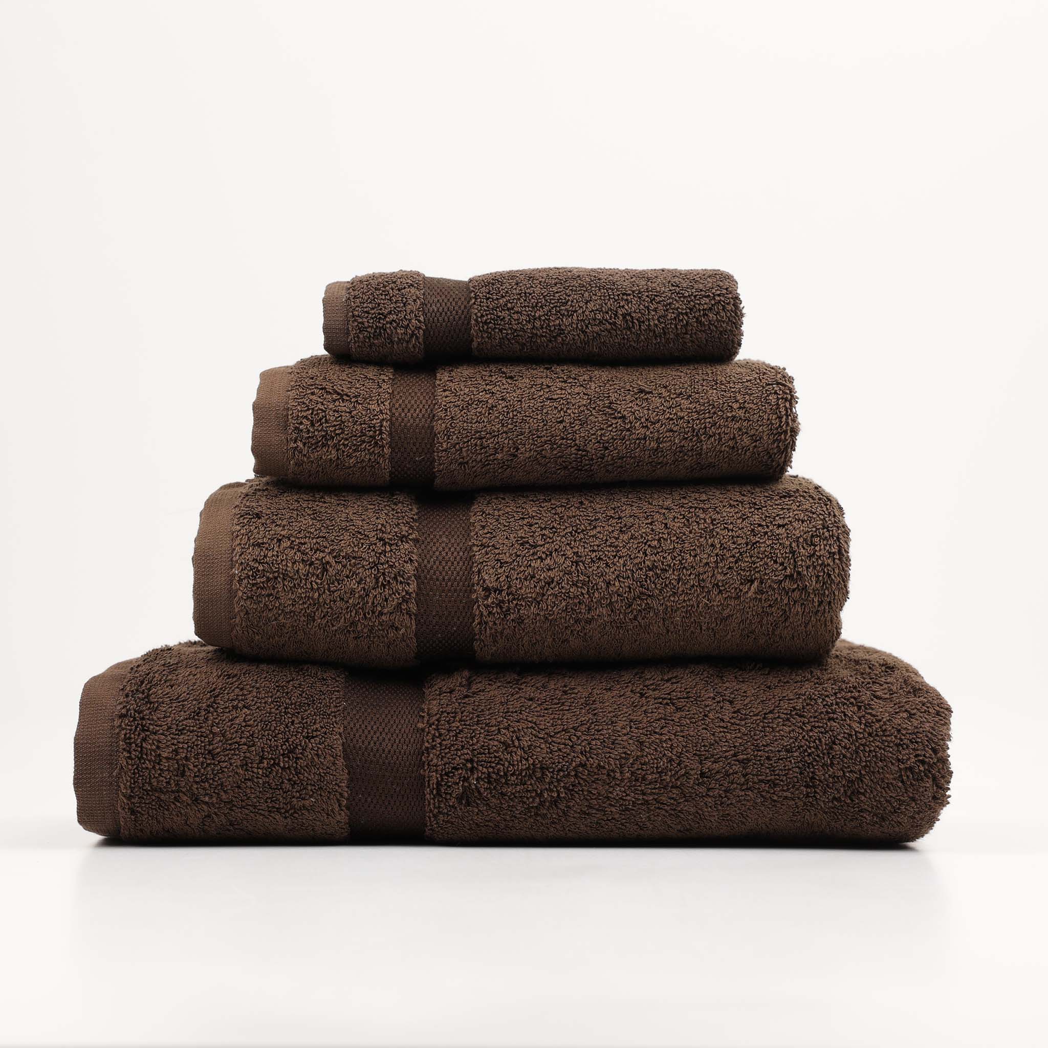 Erfrischend weicher Handtuchstapel mit verschiedenen Größen in Mocca –hochwertiges Frottee für stilvolles Badambiente