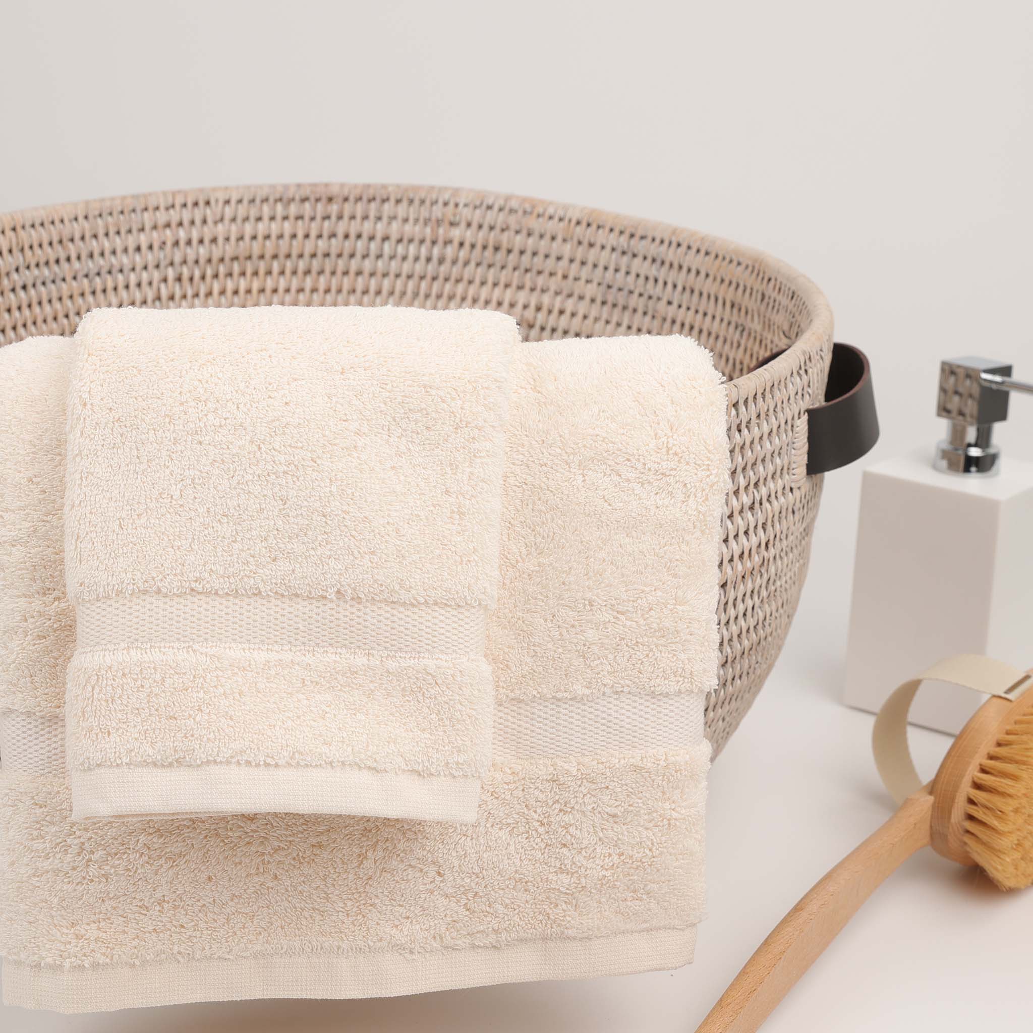 Klassisches Handtuch 55x100 cm aus 100 % Baumwolle – besonders flauschig, langlebig und elegant mit mercerisierter Borte