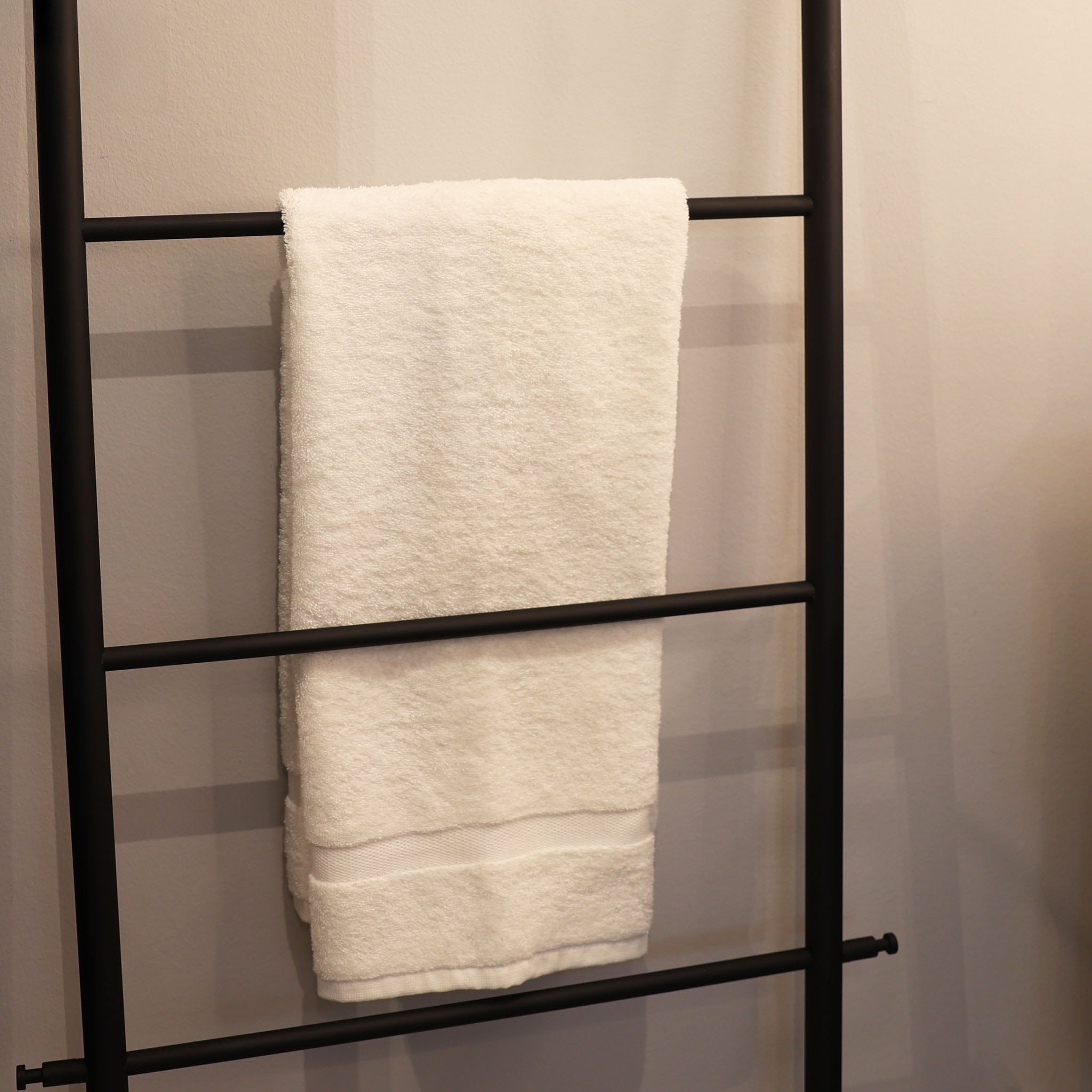 Großes Duschtuch 70x130 cm in Natur-Beige aus der Kollektion Princess von Rhomtuft – voluminös, weich und extrem saugfähig