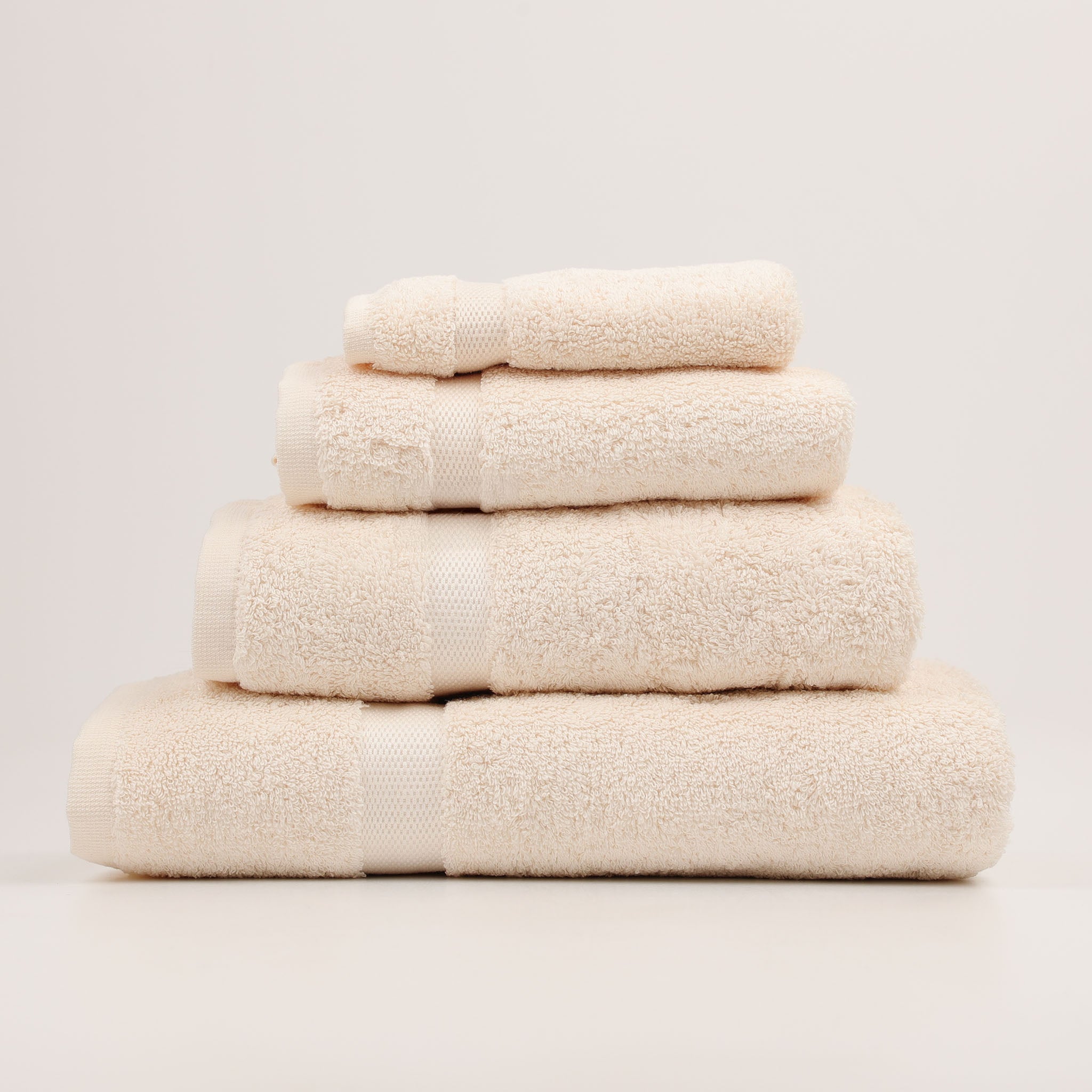 Natürliches Handtuch in Natur-Beige – Rhomtuft Princess aus saugstarkem Baumwollfrottee mit edlem Finish