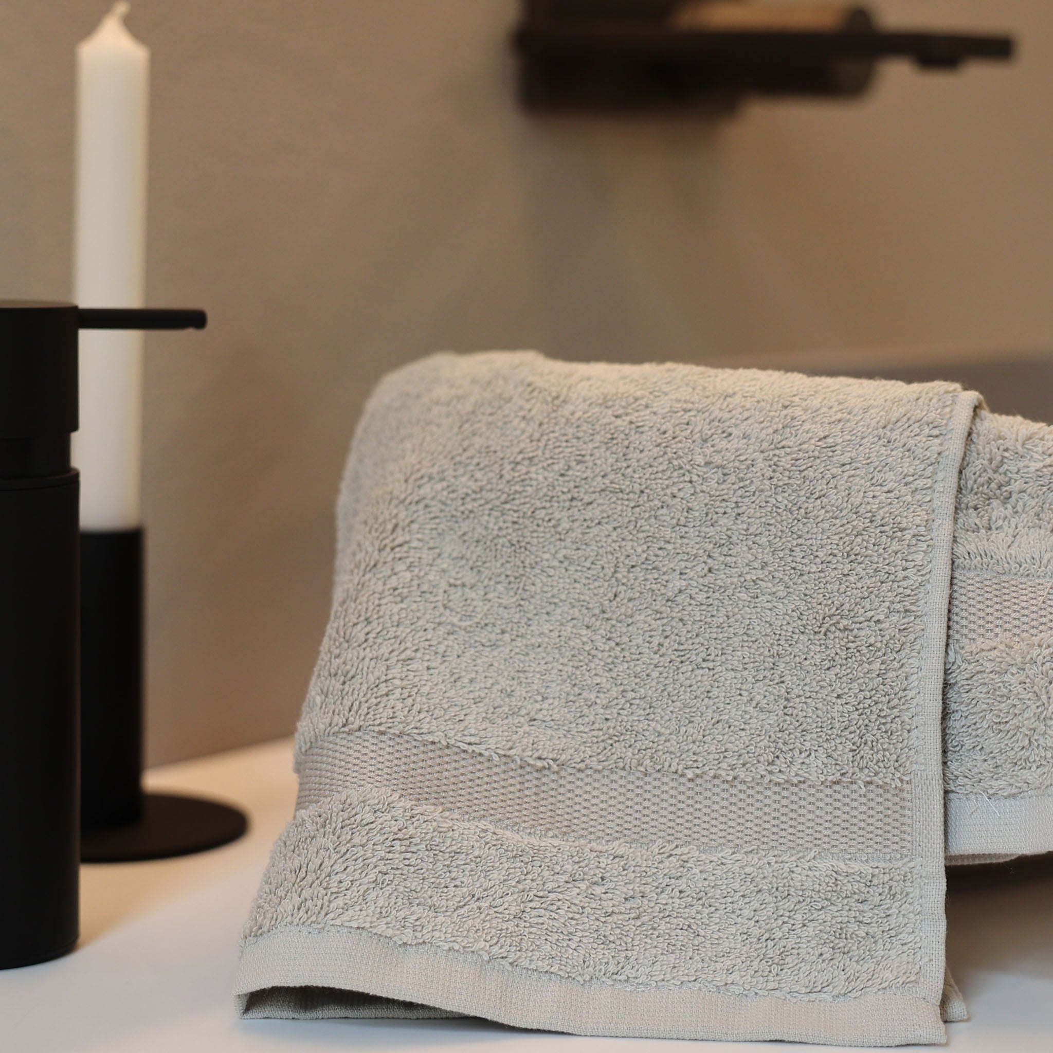 Perlgraues Handtuch von Rhomtuft – Frottierhandtuch 40x60 cm mit edler mercerisierter Borte, die auch nach vielen Wäschen in Form bleibt