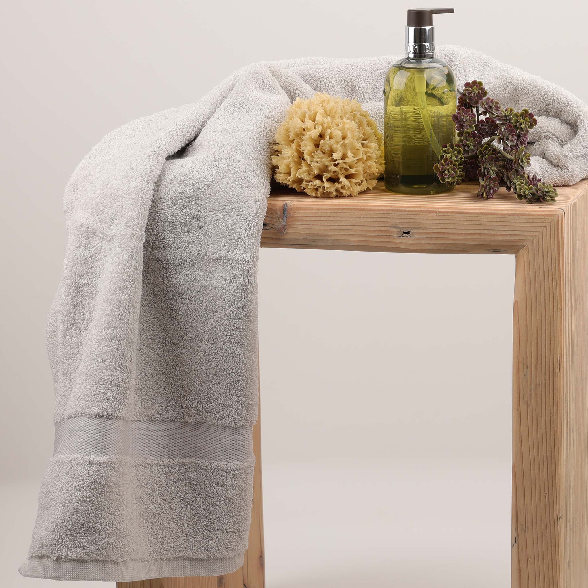Großes Duschtuch 70x130 cm aus der Kollektion Princess von Rhomtuft in der Farbe Perlgrau – voluminös, weich und extrem saugfähig