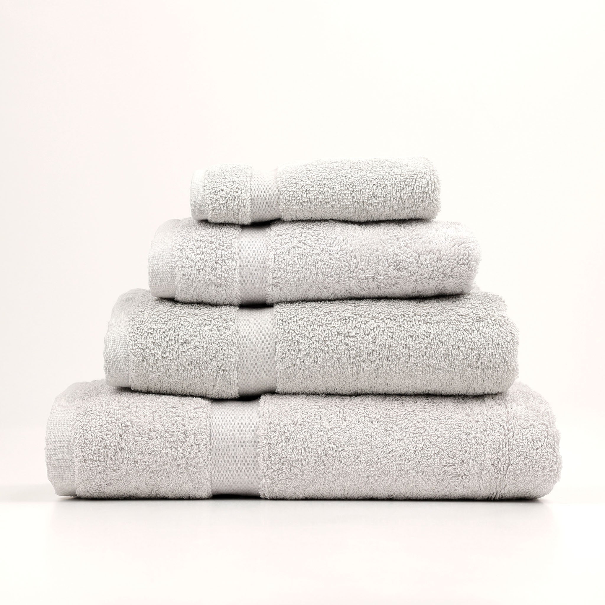 Erfrischend weicher Handtuchstapel mit verschiedenen Größen in Perlgrau–hochwertiges Frottier für stilvolles Badambiente zu Hause
