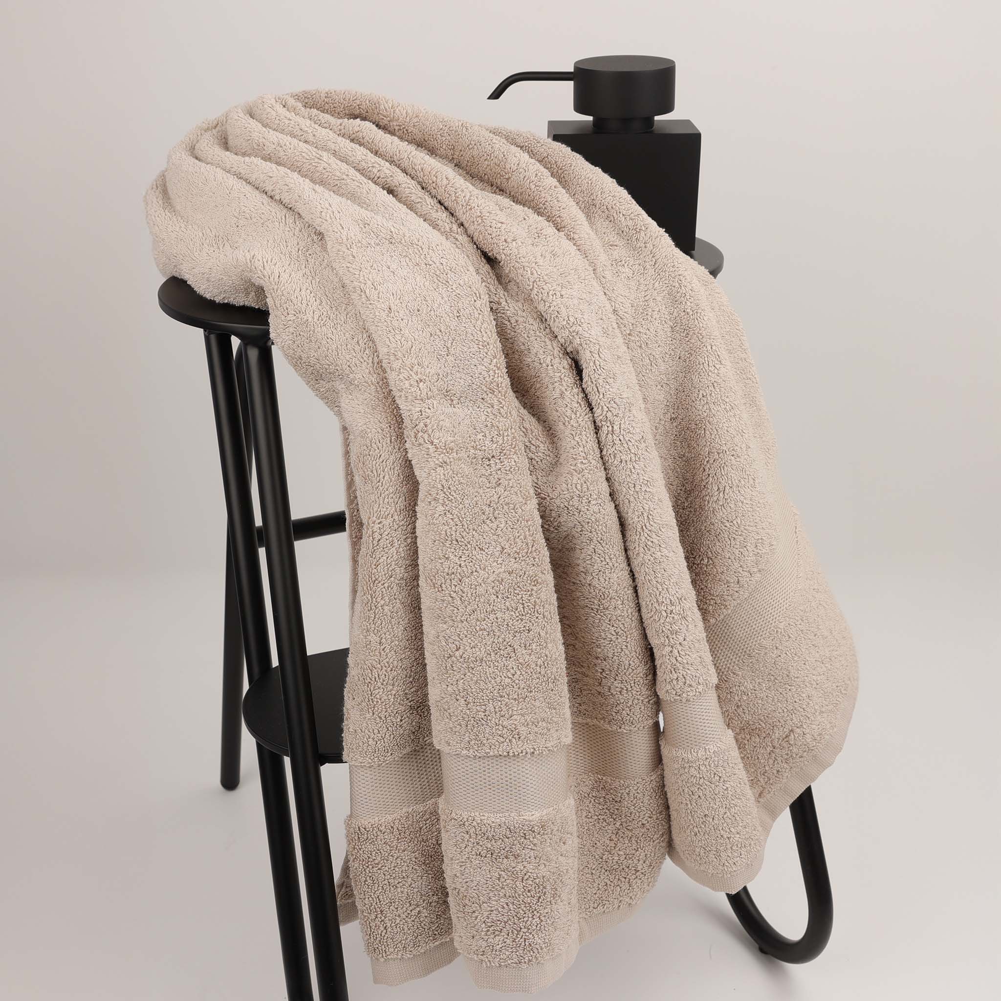 Luxuriöses Handtuch 95 x 180 cm in schwerer Frottierqualität – perfekte Größe für Spa, Sauna oder Bad, hergestellt von Rhomtuft