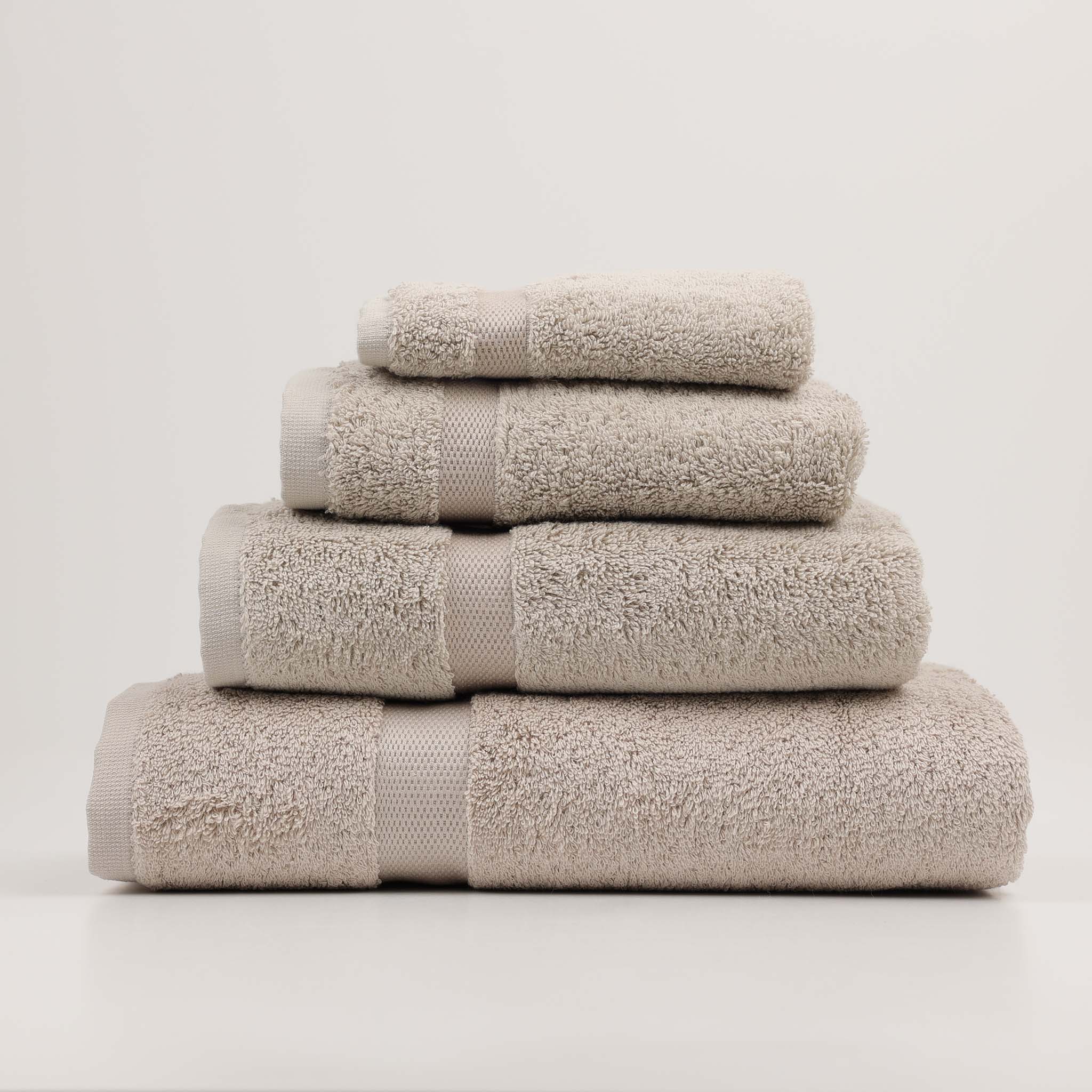 Handtuch der Rhomtuft-Serie „Princess“ in Stone, aus reiner Baumwolle, 650 g/m², angenehm weich, mit hochwertiger Borte für langlebige Eleganz