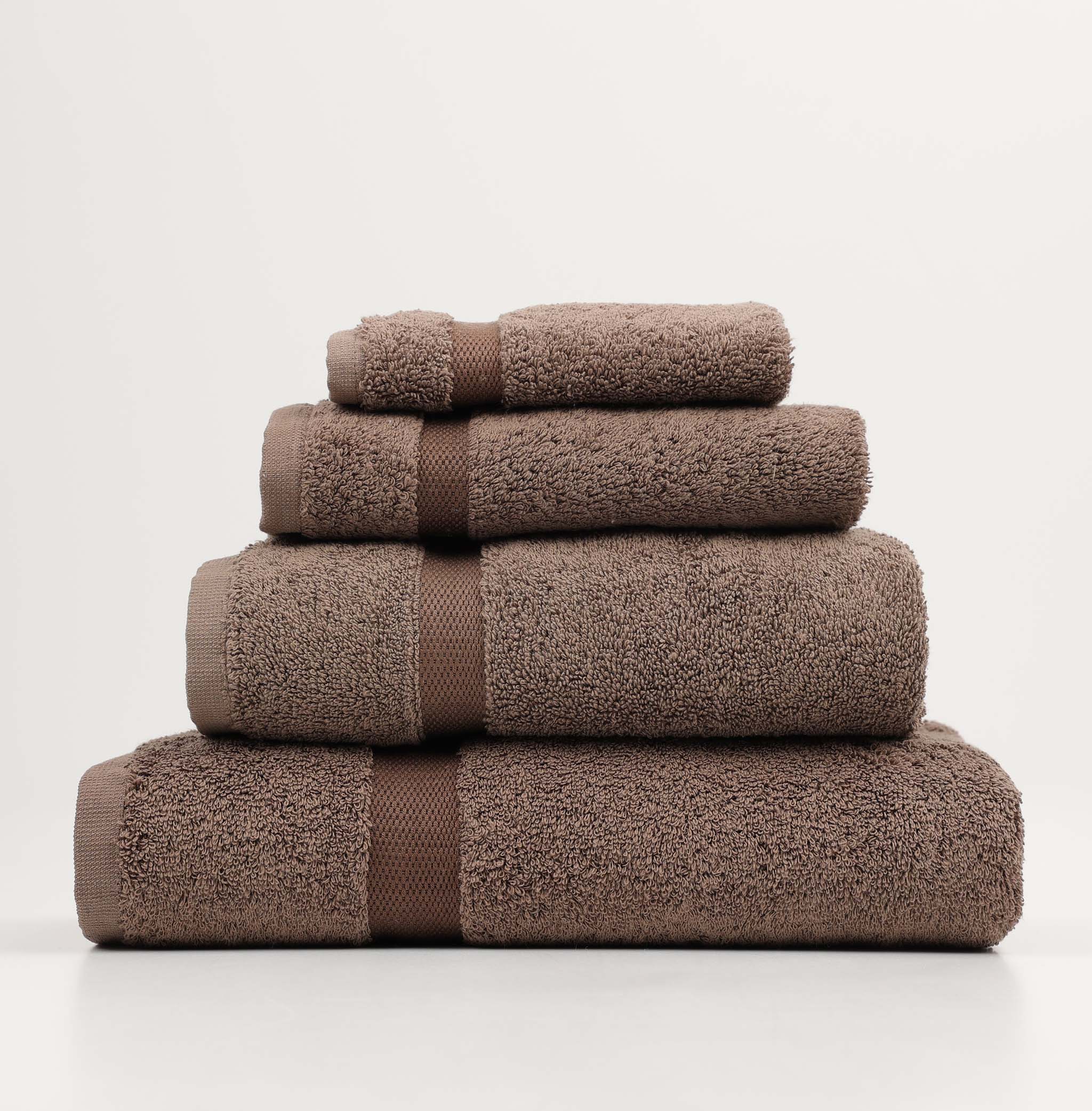 Braunes Handtuch in Taupe von Rhomtuft – Frottierhandtuch in verschiedenen Größen mit edler mercerisierter Borte