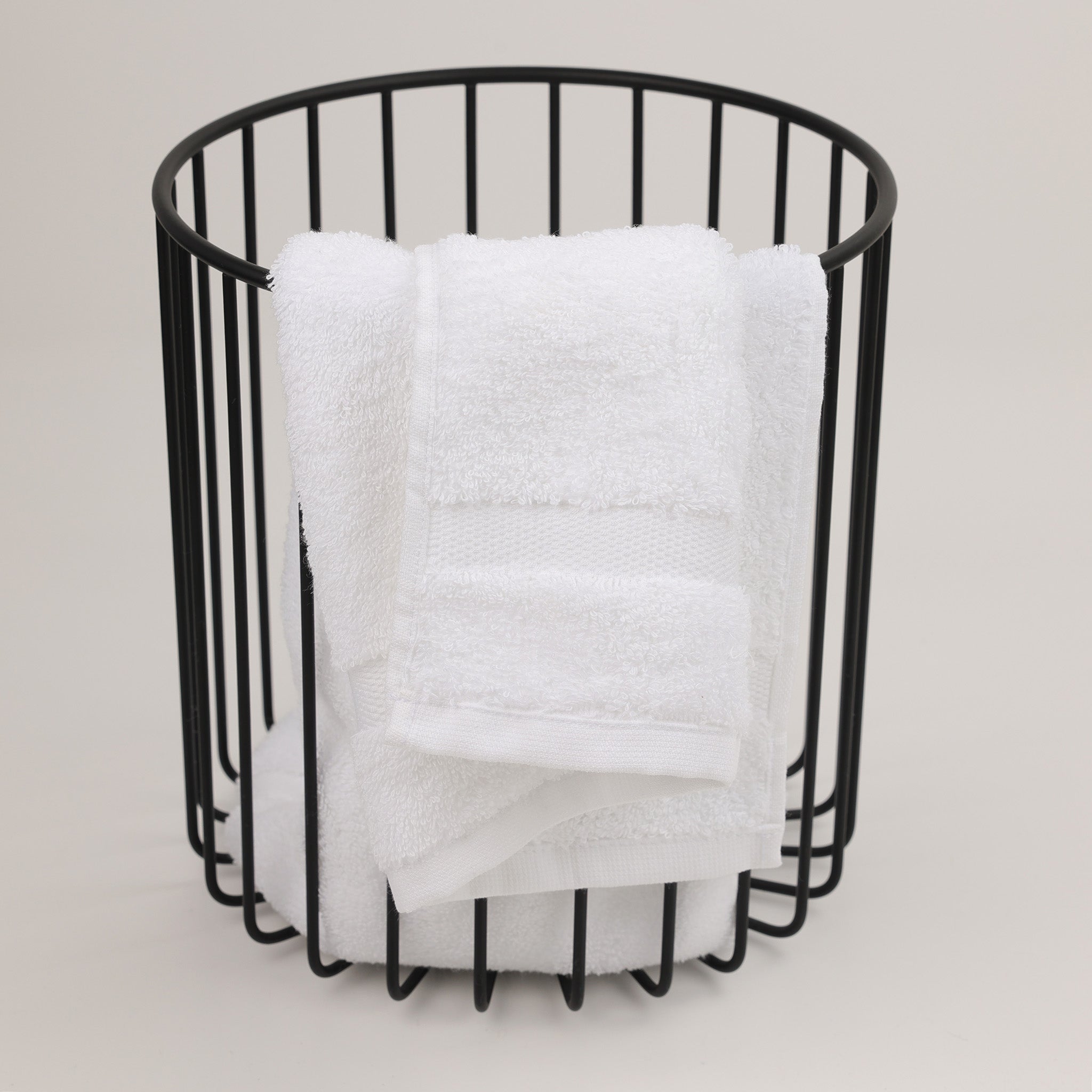 Kompaktes weißes Handtuch 40x60 cm aus der Rhomtuft-Serie Princess – saugfähige Baumwolle in luxuriöser Frottierqualität