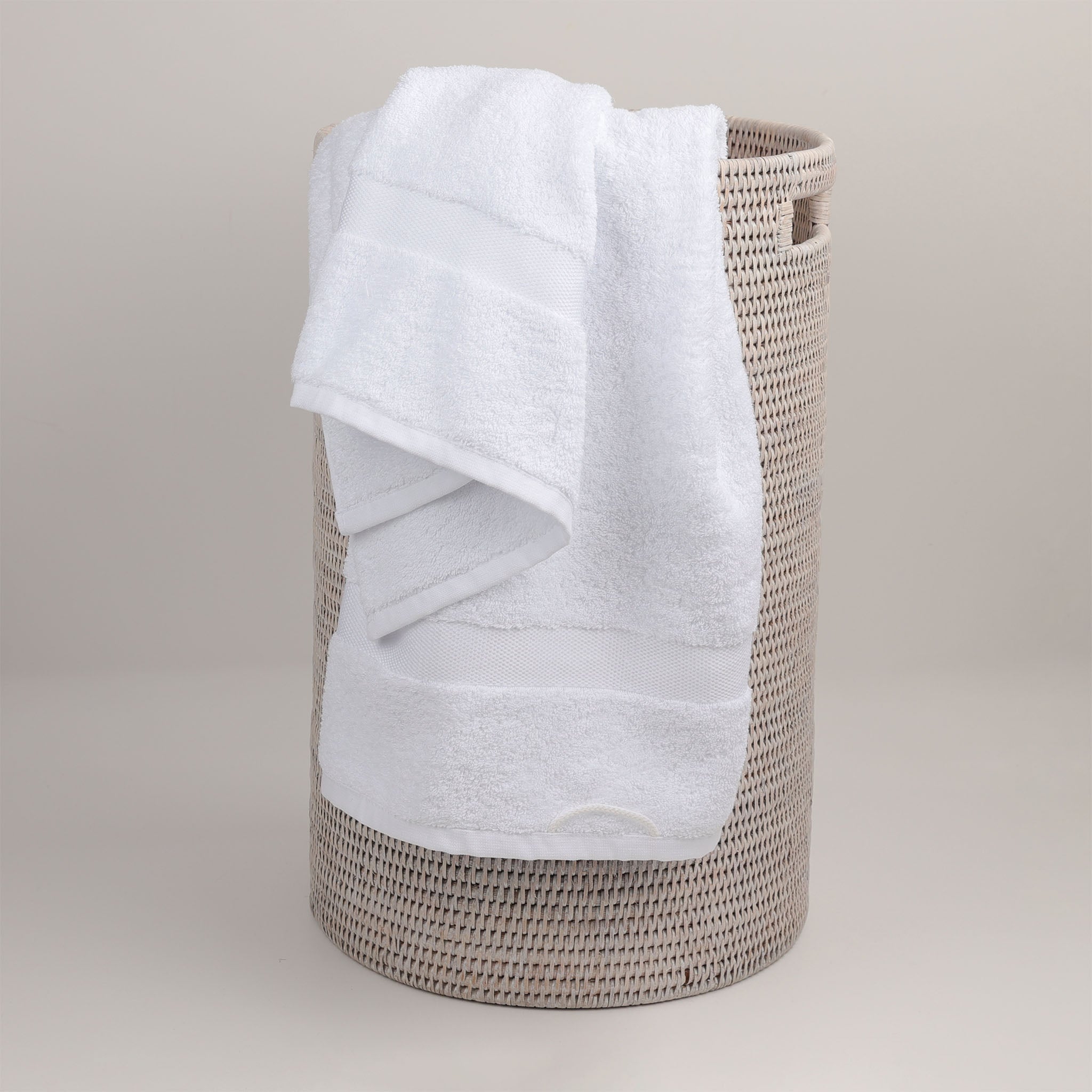 Kuscheliges Handtuch 95x180 cm in der Farbe Weiß aus der Rhomtuft-Serie Princess – luxuriös weich und saugfähig aus 100 % Baumwolle