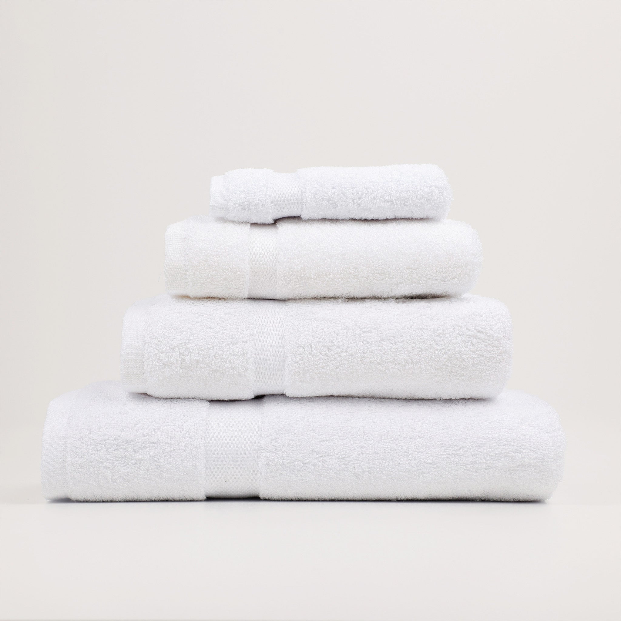 Angenehm weicher Handtuchstapel mit verschiedenen Größen in Weiß–hochwertiges Frottee für stilvolles Badambiente für den täglichen Gebrauch