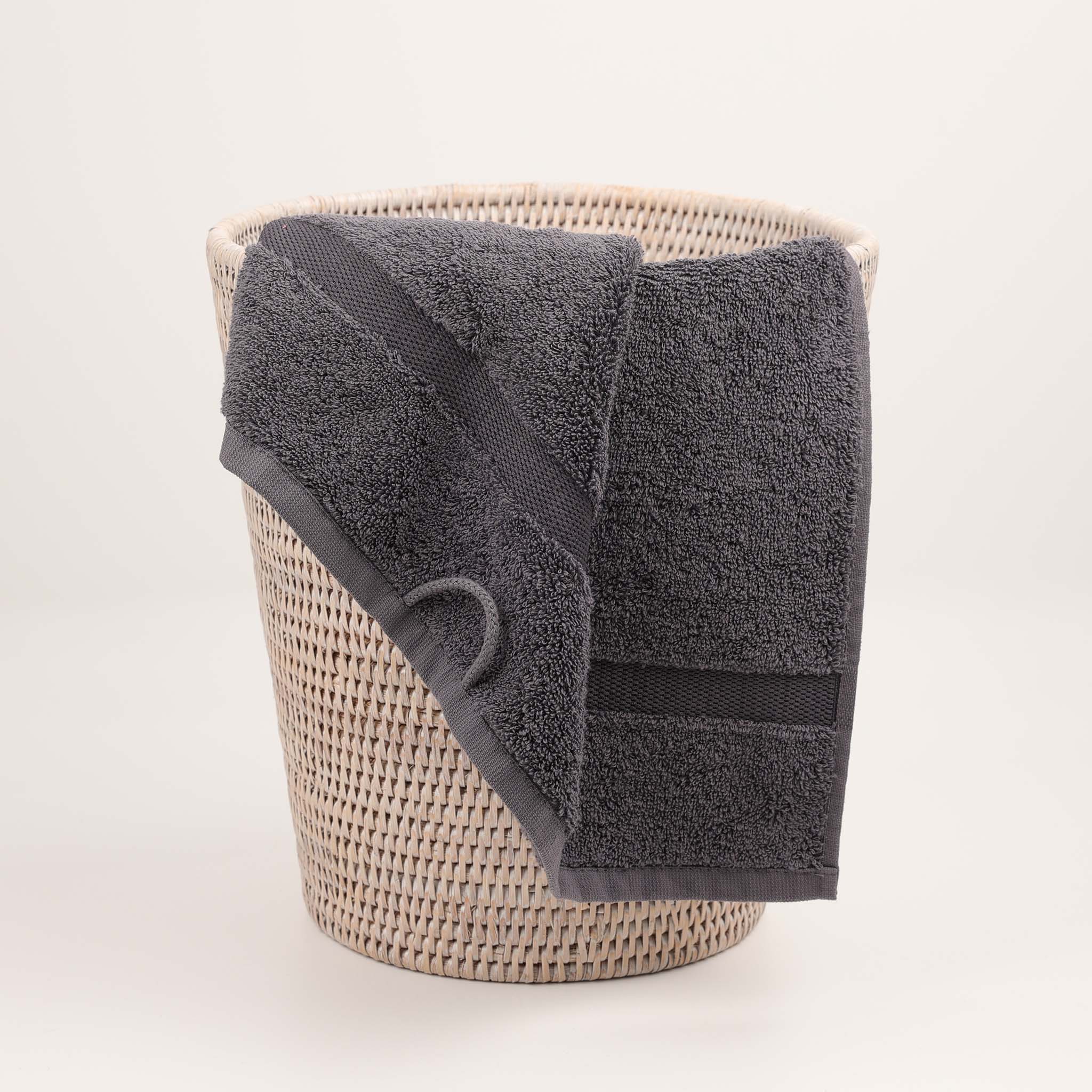 Kompaktes Handtuch in Dunkelgrau 40x60 cm aus der Princess-Serie von Rhomtuft – saugfähige Baumwolle in luxuriöser Frottierqualität