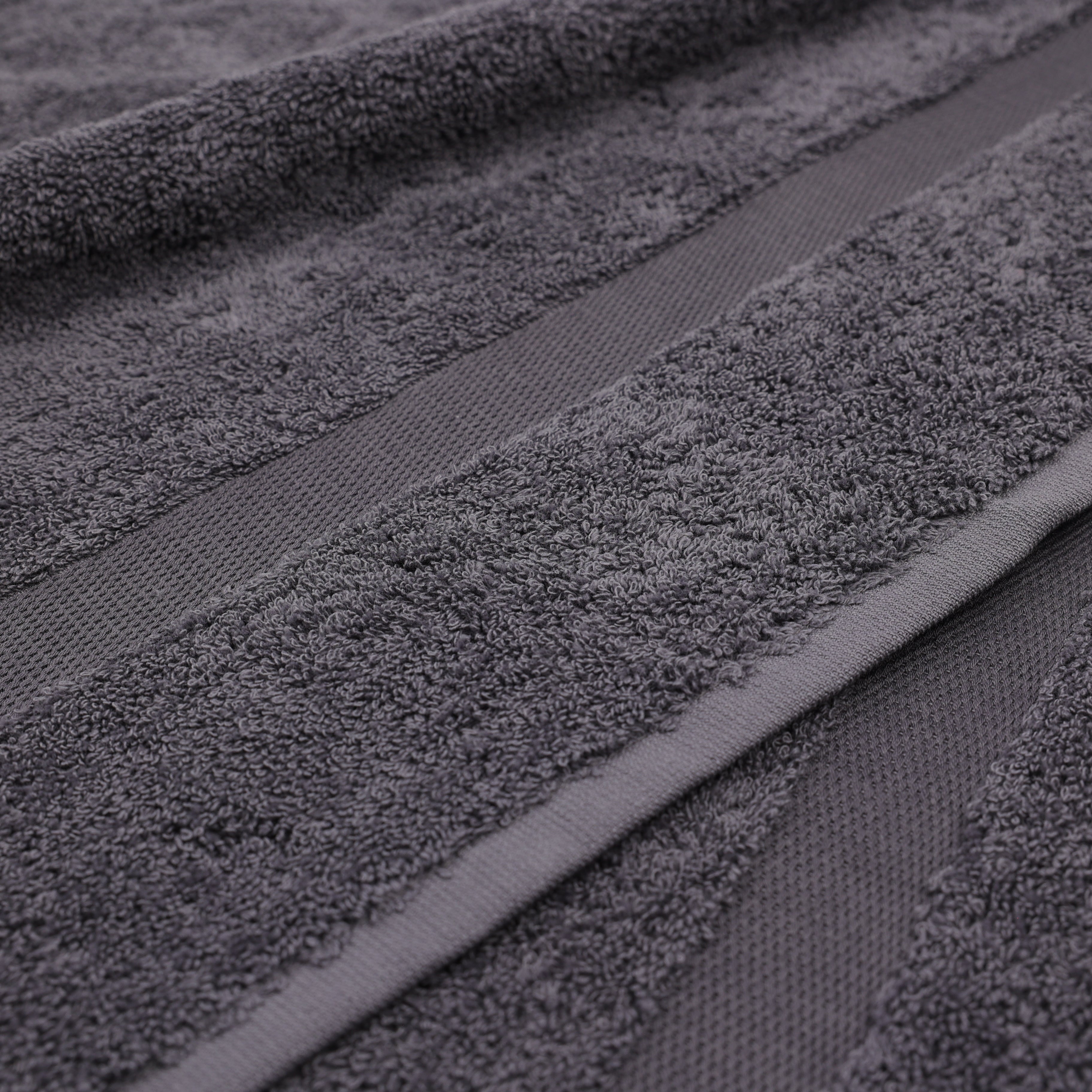 Luxuriöses Badetuch in strapazierfähiger Frottierqualität – perfekte Größe für Sauna oder Strand hergestellt von Rhomtuft