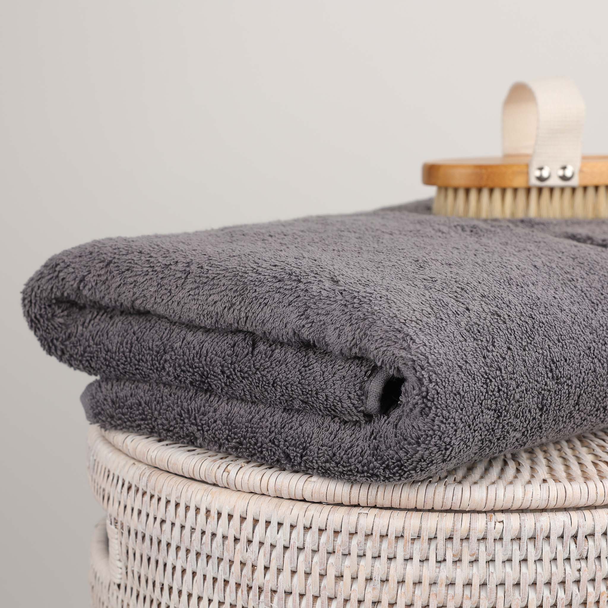 Großes zinnfarbenes Duschtuch 70x130 cm aus der Kollektion Princess von Rhomtuft – voluminös, weich und extrem saugfähig