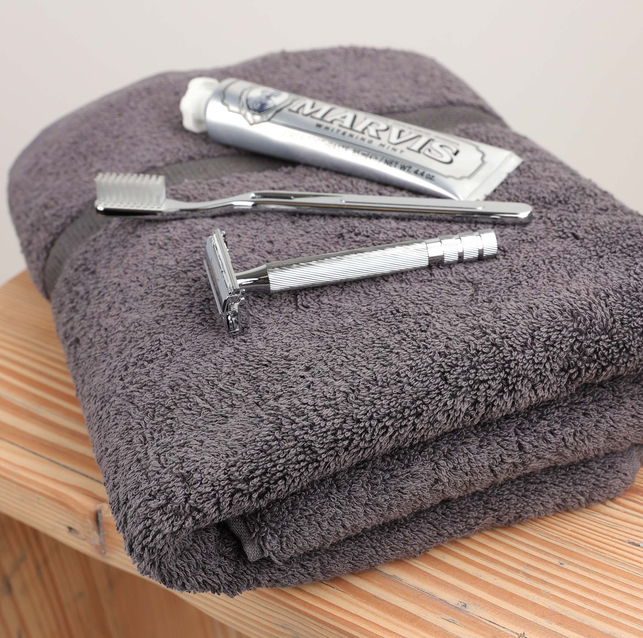 Handtuch 55x100 cm in der Farbe Zinn aus der Rhomtuft-Serie Princess – luxuriös weich und saugfähig aus 100 % Baumwolle