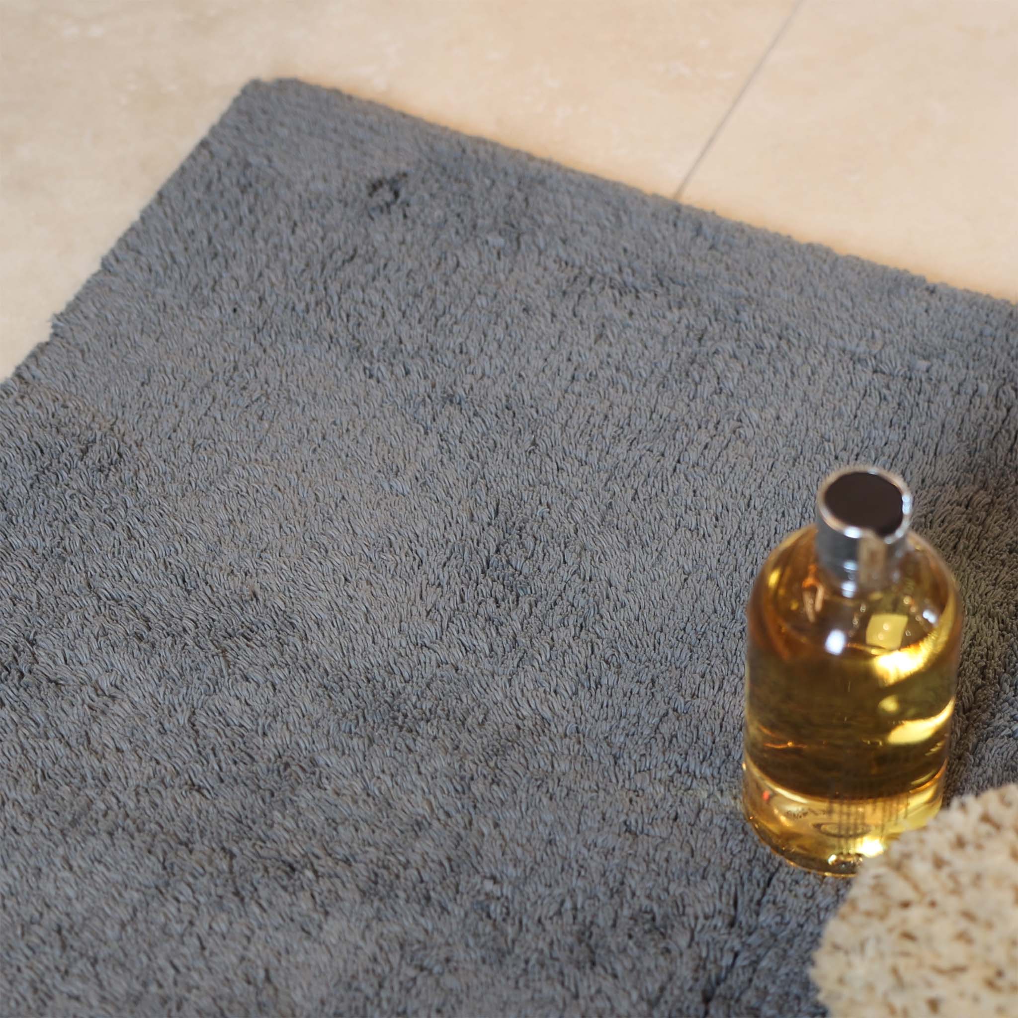 Stonefarbener Badvorleger mit Duschgel und Schwamm-Rhomtuft Serie Pur-angenehm weich-beidseitig verwendbar-langlebige Qualität