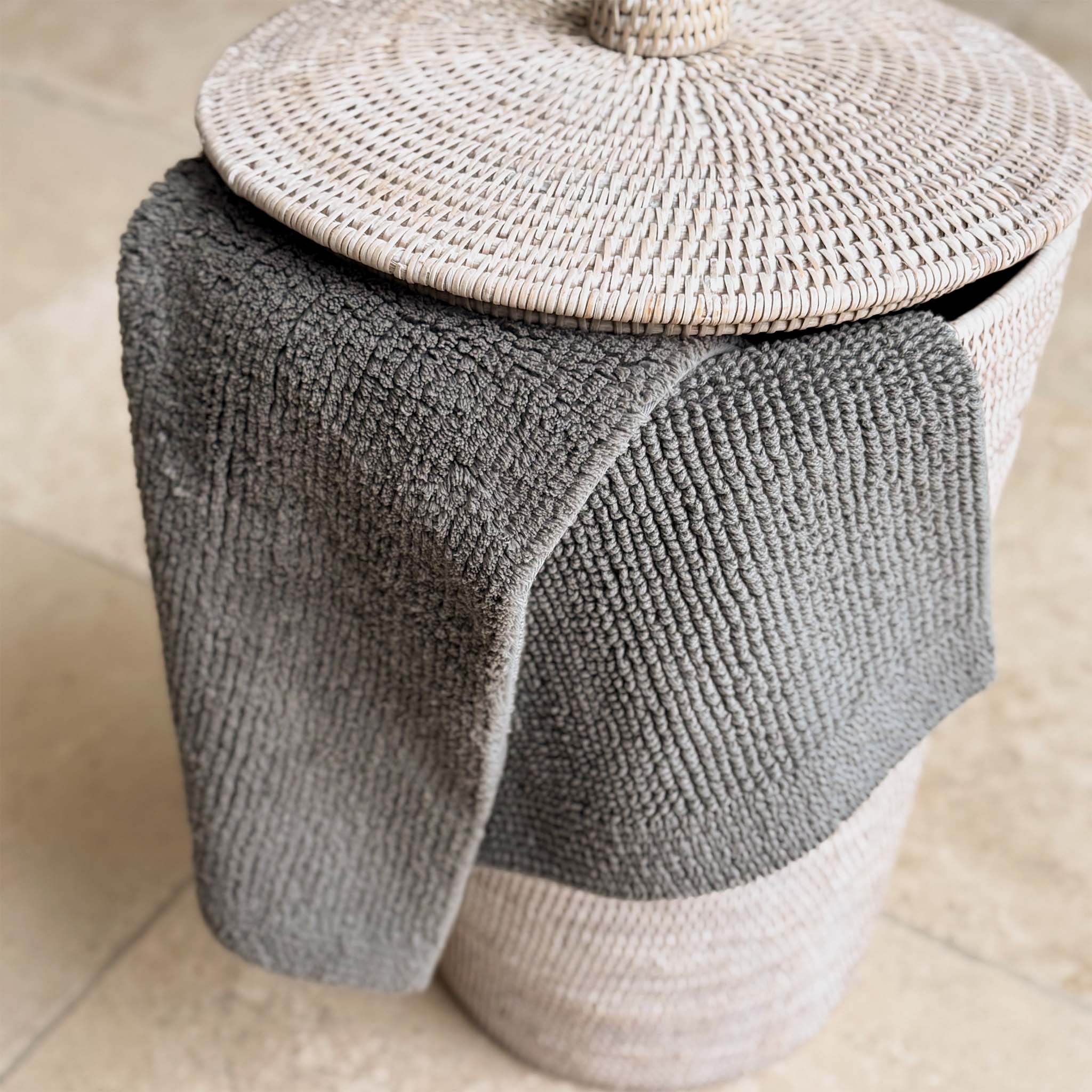 Badteppich Pur von Rhomtuft-Farbton Stone-höchste Baumwollqualität-eine Seite weiches Velours-andere Seite getuftete Schlaufen-Wellness für Zuhause jeden Tag