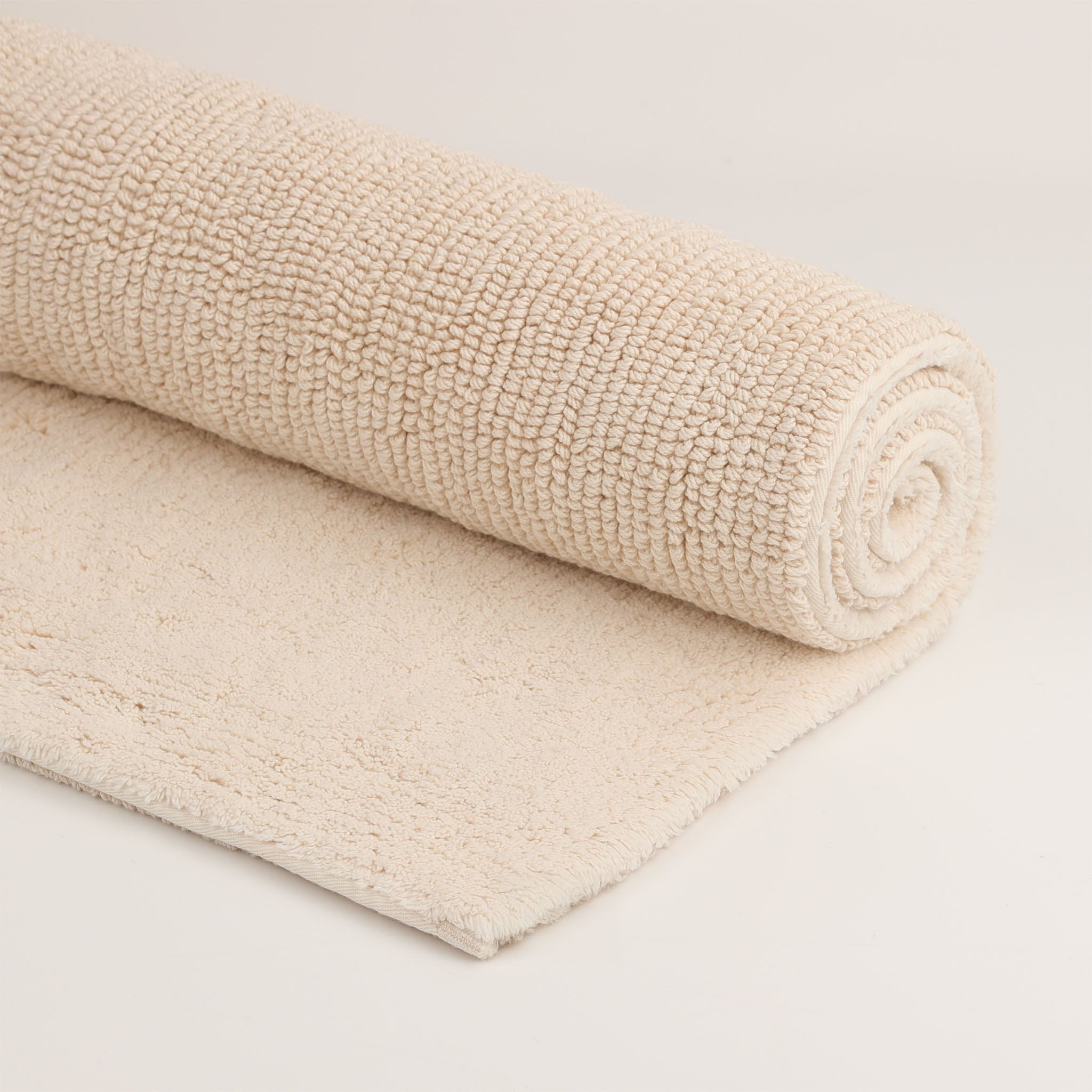 Badteppich Pur von Rhomtuft-aufgerollt beidseitig nutzbar-Farbton Natur Jasmin–Badematte aus reiner Baumwolle-Wellness im Bad