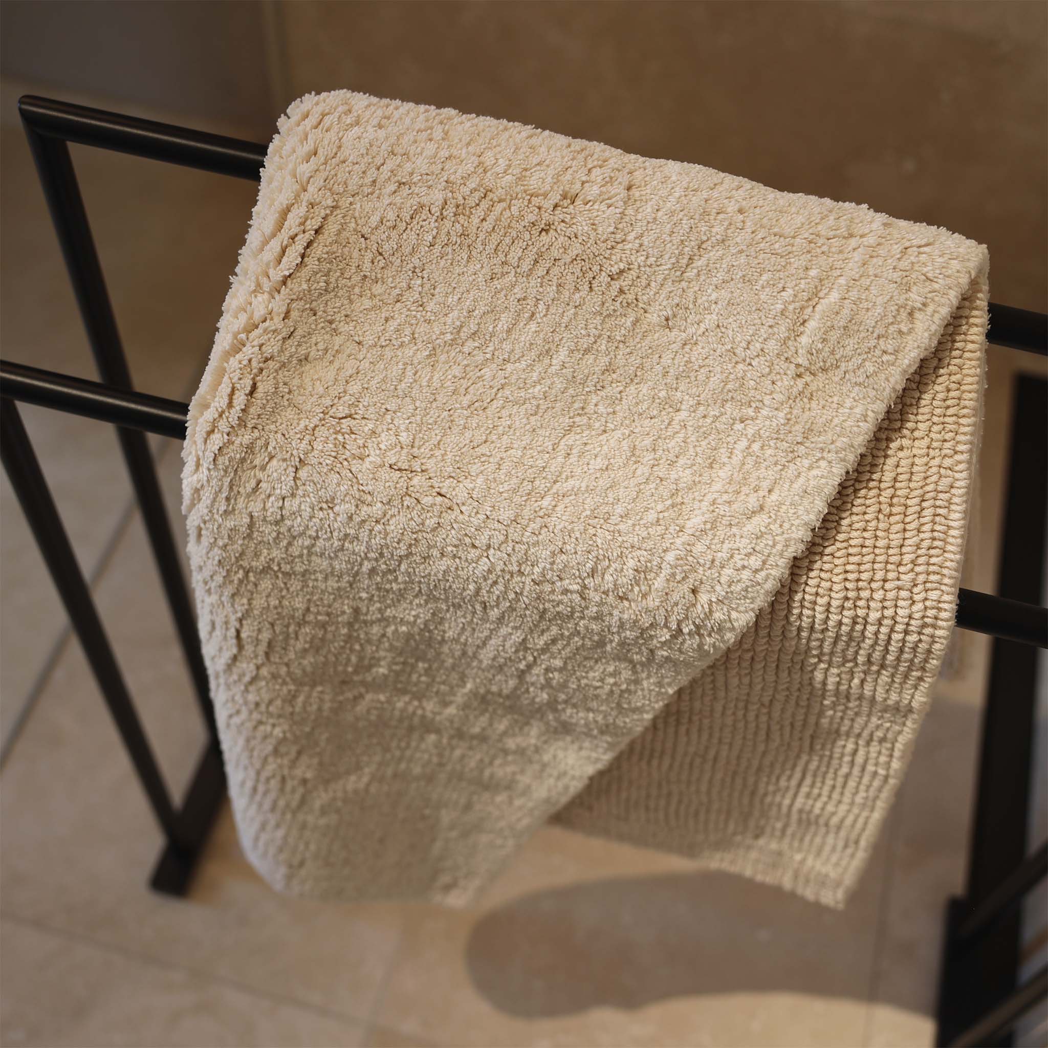 Badteppich Pur von Rhomtuft-Farbton Natur Jasmin-höchste Baumwollqualität-eine Seite weiches Velours-andere Seite getuftete Schlaufen-Wellness für Zuhause