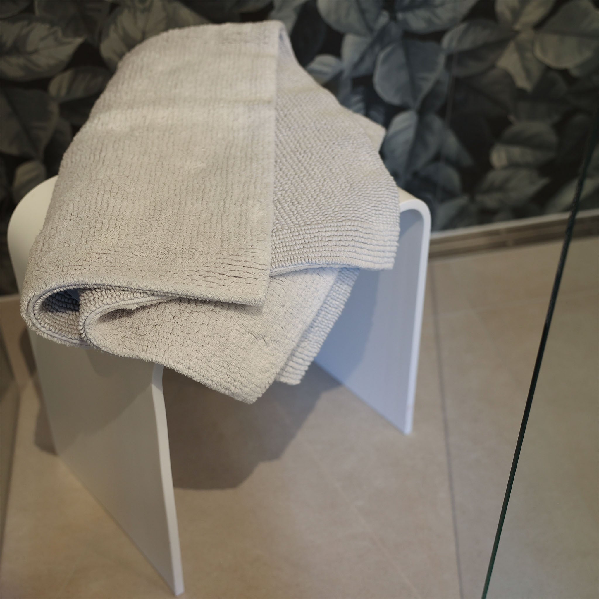 Perlgrauer Badvorleger auf Hocker-Rhomtuft Serie Pur-angenehm weich-beidseitig verwendbar-langlebige Qualität