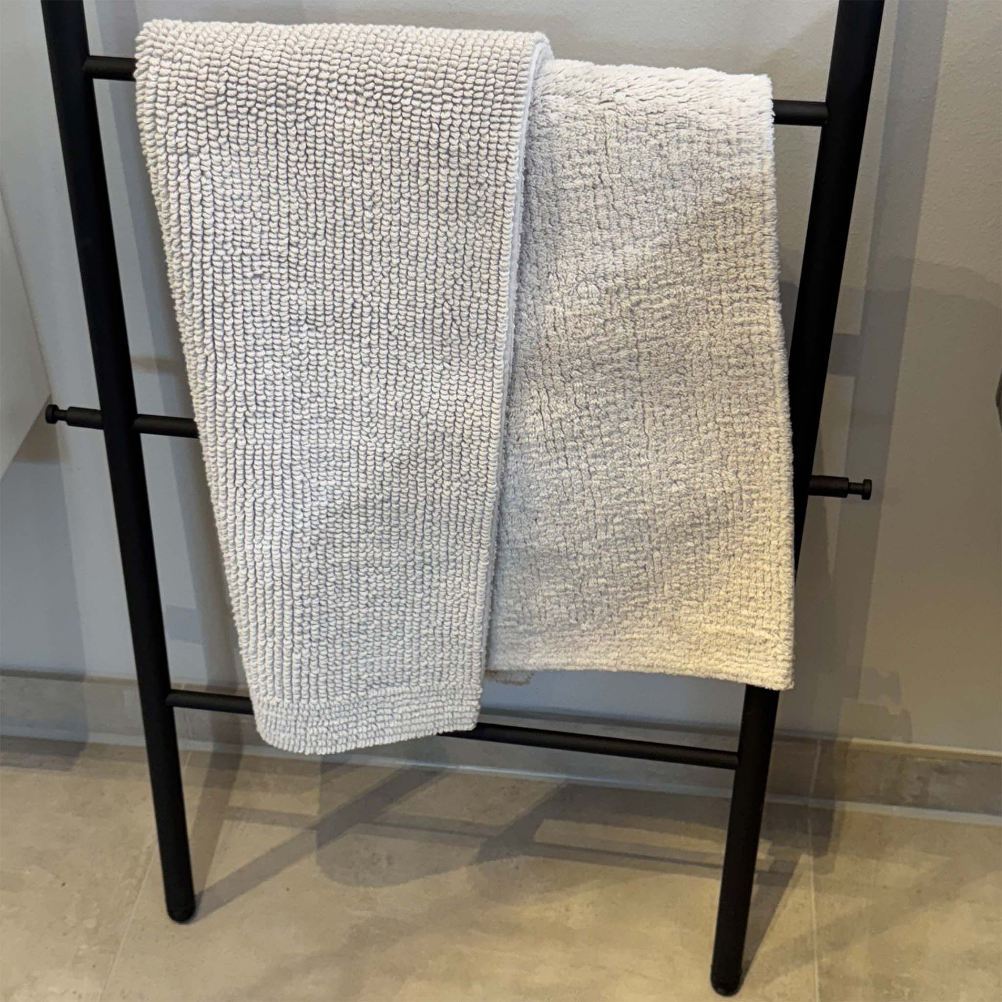 Badteppich Pur von Rhomtuft-Farbton Perlgrau-höchste Baumwollqualität-eine Seite weiches Velours-andere Seite getuftete Schlaufen-Wellness für Zuhause