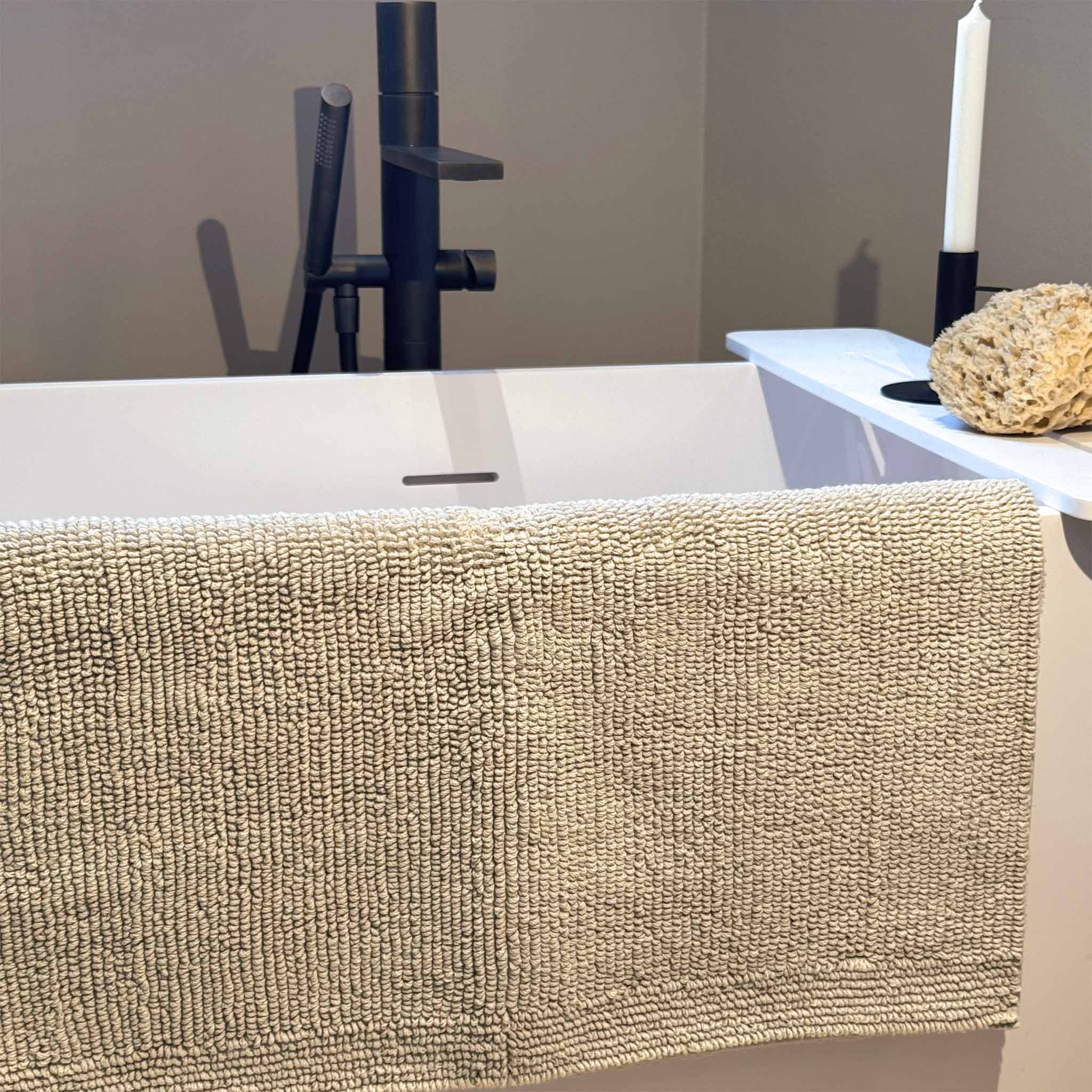 Flauschiger Badteppich Pur-angenehm an den Füßen-Handwerksqualität von Rhomtuft–Farbton Stone-getuftet aus reiner Baumwolle-Wohlfühlen im Bad