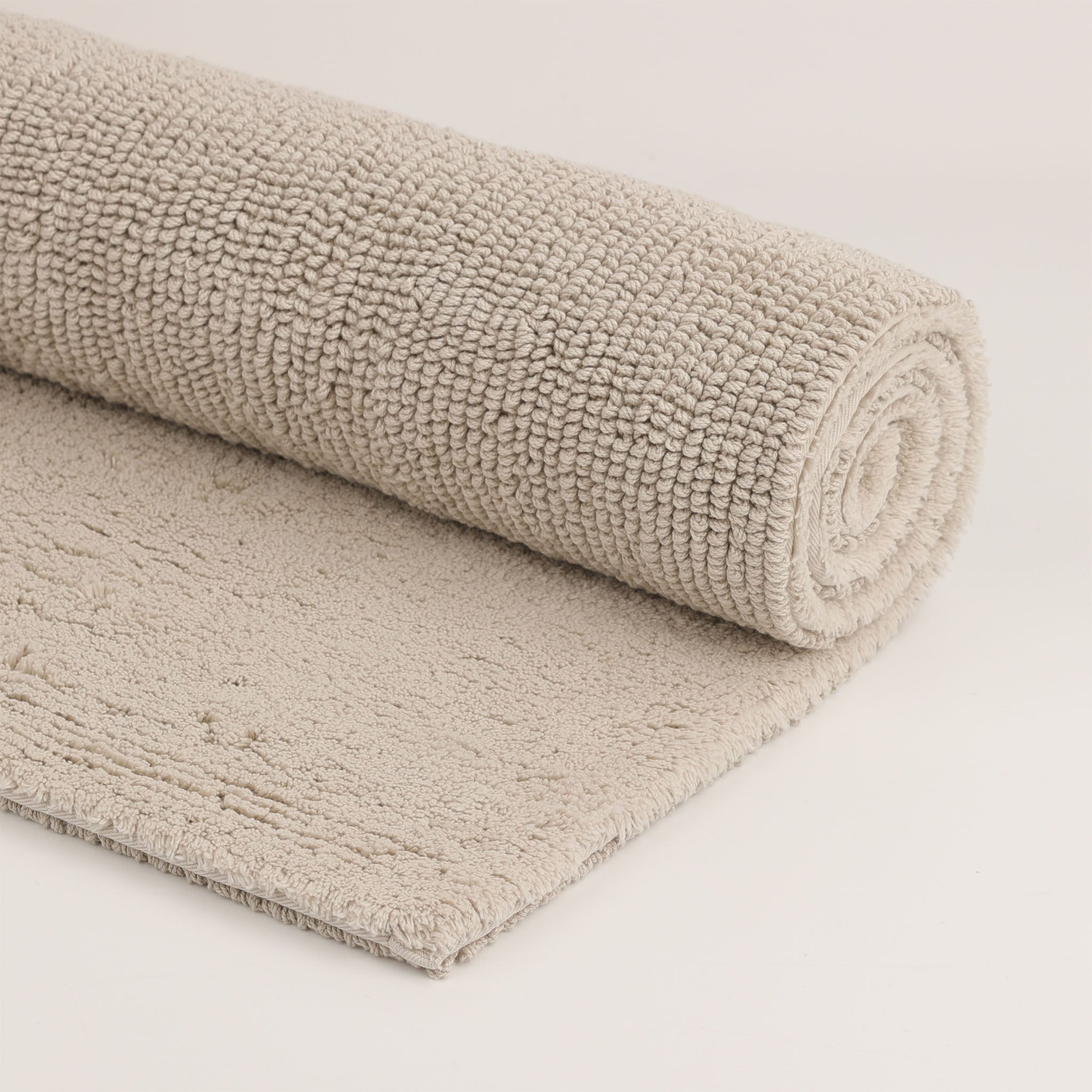Badteppich Pur im Farbton Stone-aufgerollt-beidseitig nutzbar-Handwerksqualität von Rhomtuft–Badematte aus reiner Baumwolle-Wellness für Zuhause